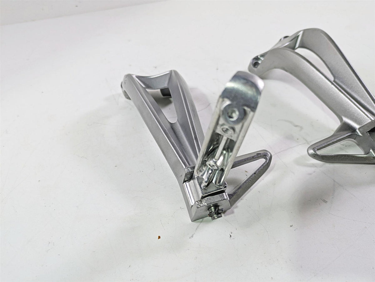 2009 Yamaha FZ1 FZS10 Fazer Rear Passenger Footpeg Set 2D1-2741L-00-00 {{ shop.shopifyCountryName }} - Mototech271