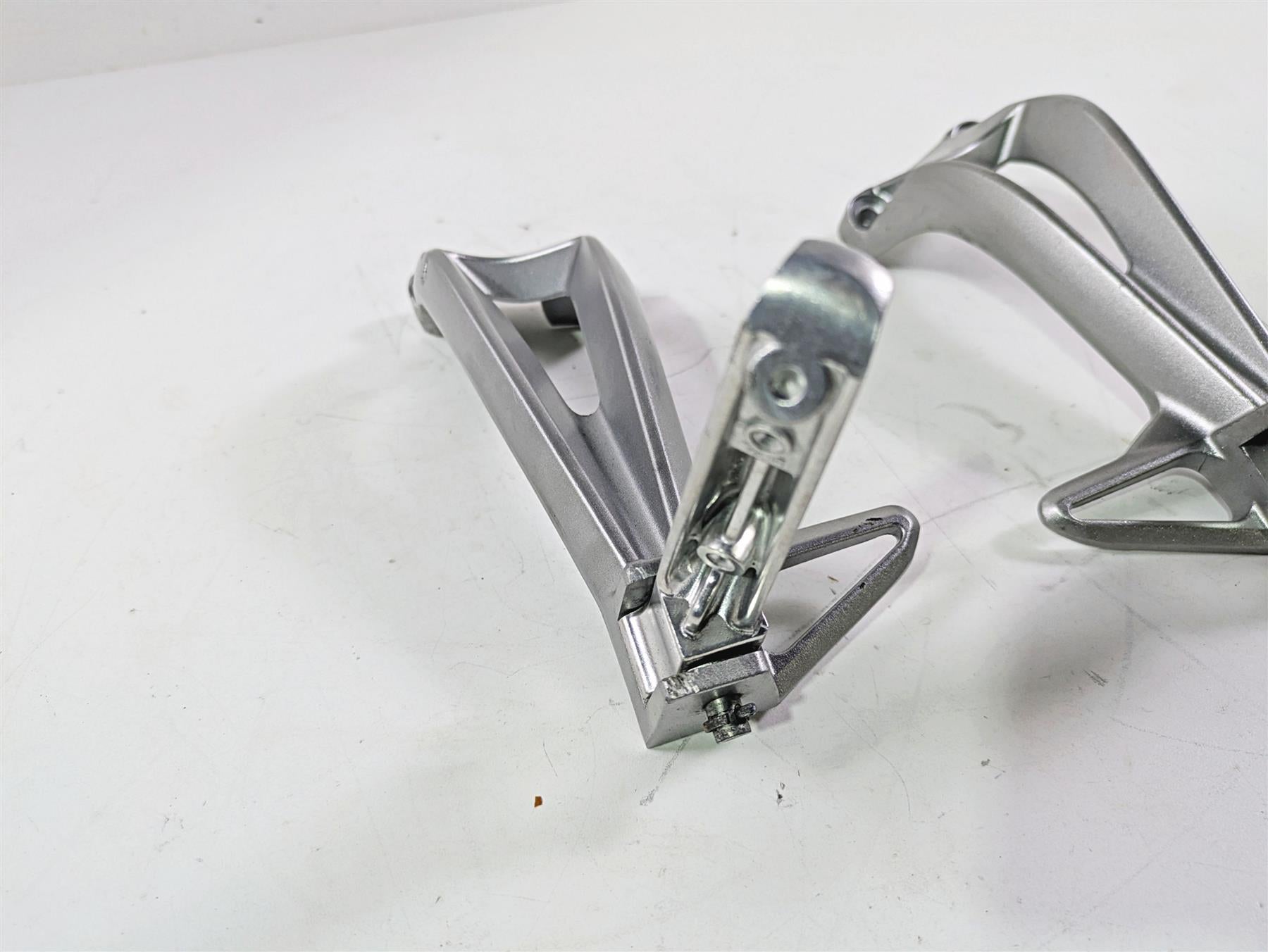 2009 Yamaha FZ1 FZS10 Fazer Rear Passenger Footpeg Set 2D1-2741L-00-00 {{ shop.shopifyCountryName }} - Mototech271