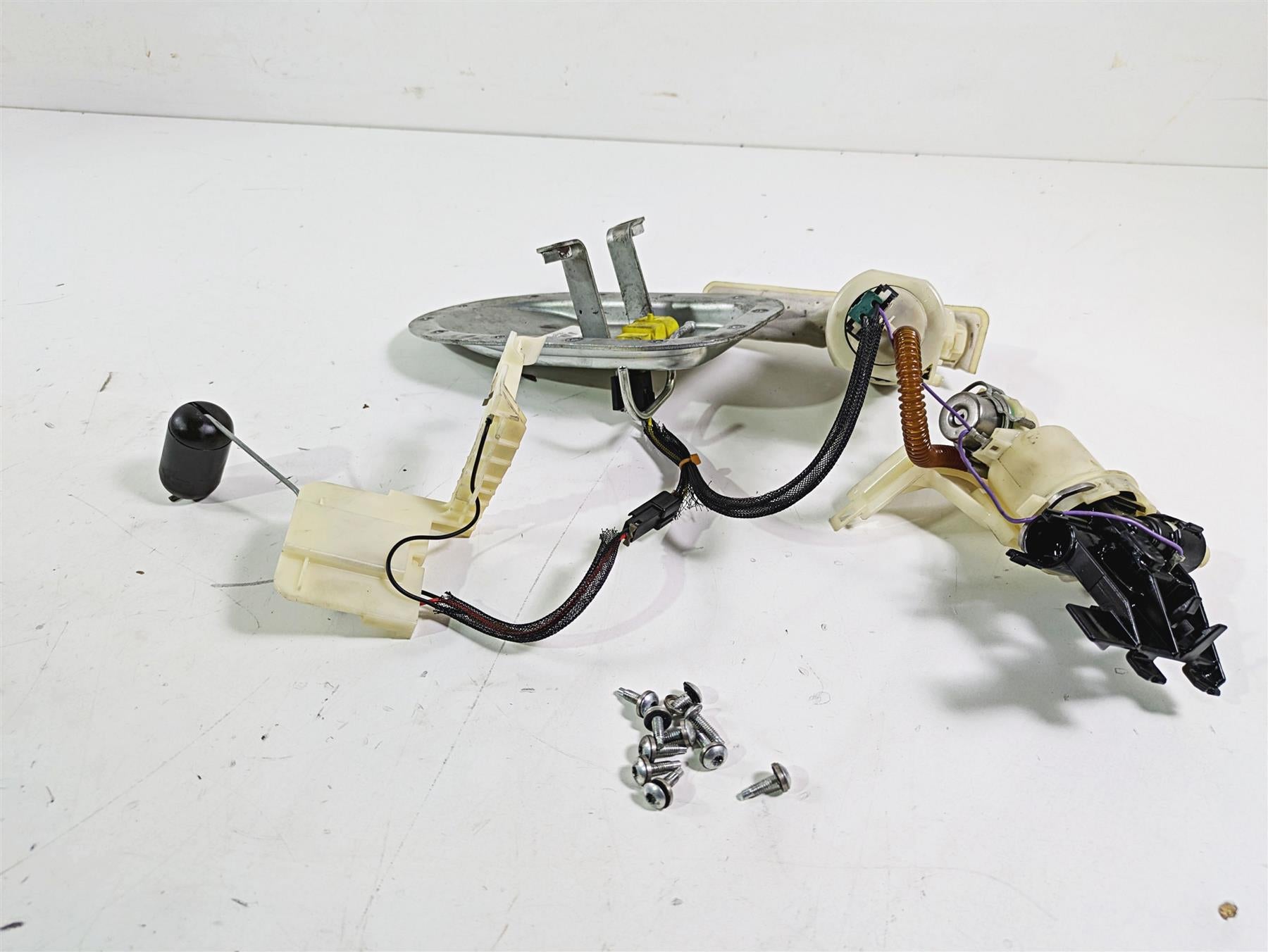 2016 Harley FXDL Dyna Low Rider Fuel Gas Petrol Pump & Sending Unit 75246-04A