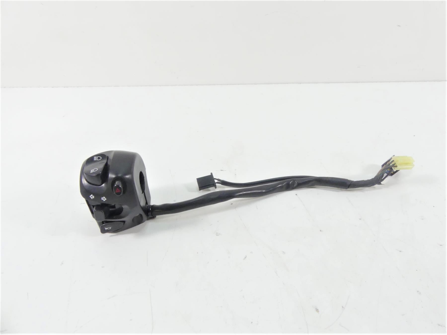 2013 Yamaha VMX17 V-Max 1700 Left Blinker Lights Control Switch 2S3-83972-00-00 {{ shop.shopifyCountryName }} - Mototech271