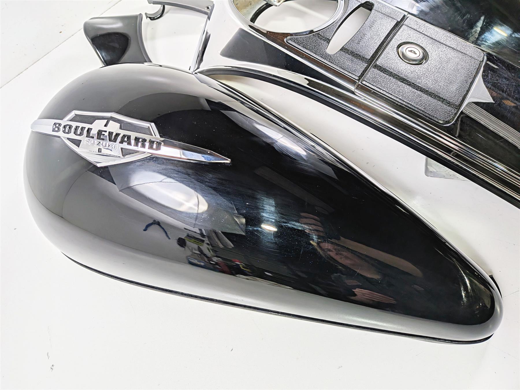 2006 Suzuki C90 VL1500T Boulevard Tank & Center Cover Fairing Set 47800-10F60 {{ shop.shopifyCountryName }} - Mototech271