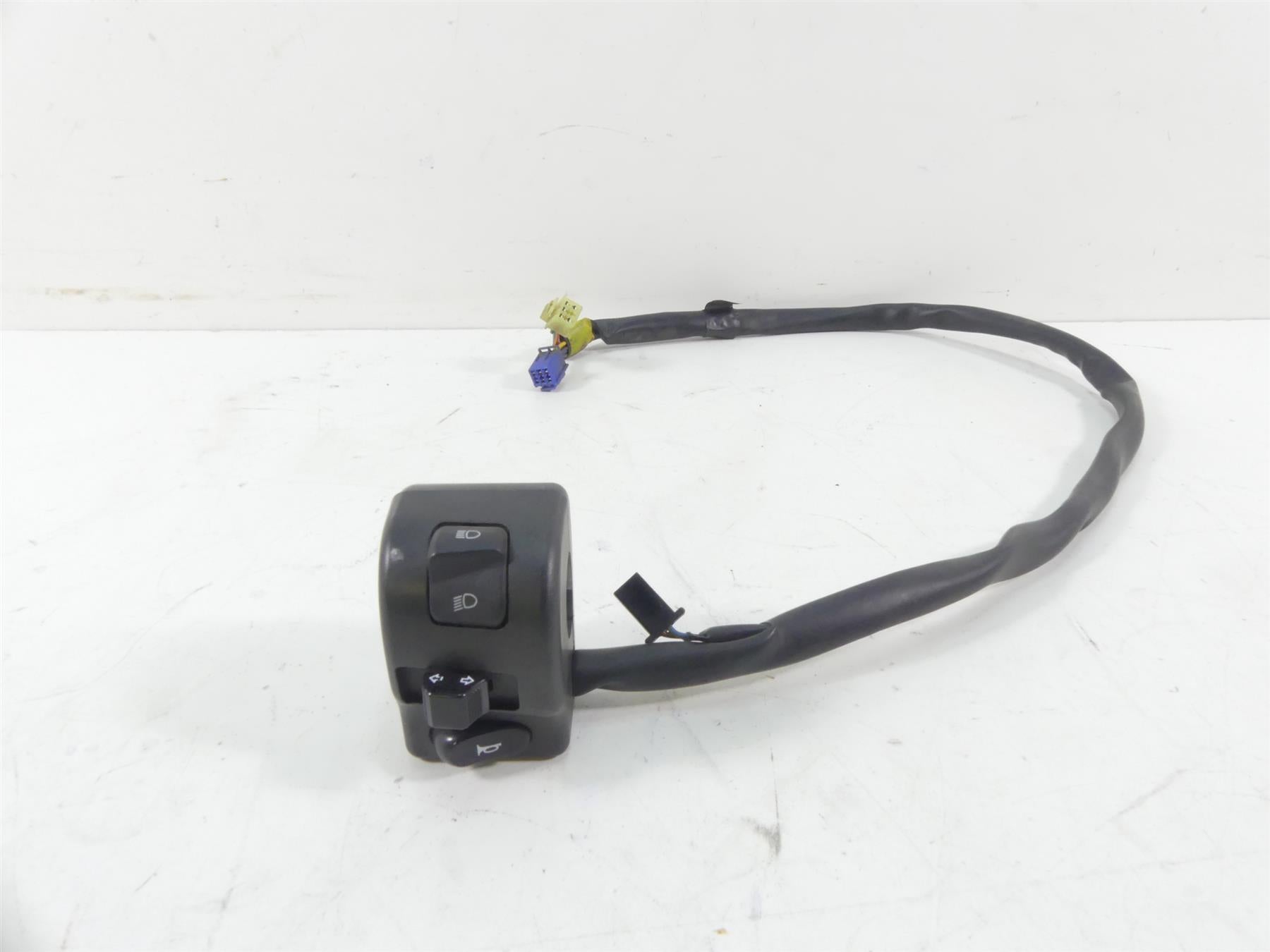 2007 Yamaha XVS1300 V-Star Left Hand Light Horn Control Switch 3D8-83973-00-00 {{ shop.shopifyCountryName }} - Mototech271