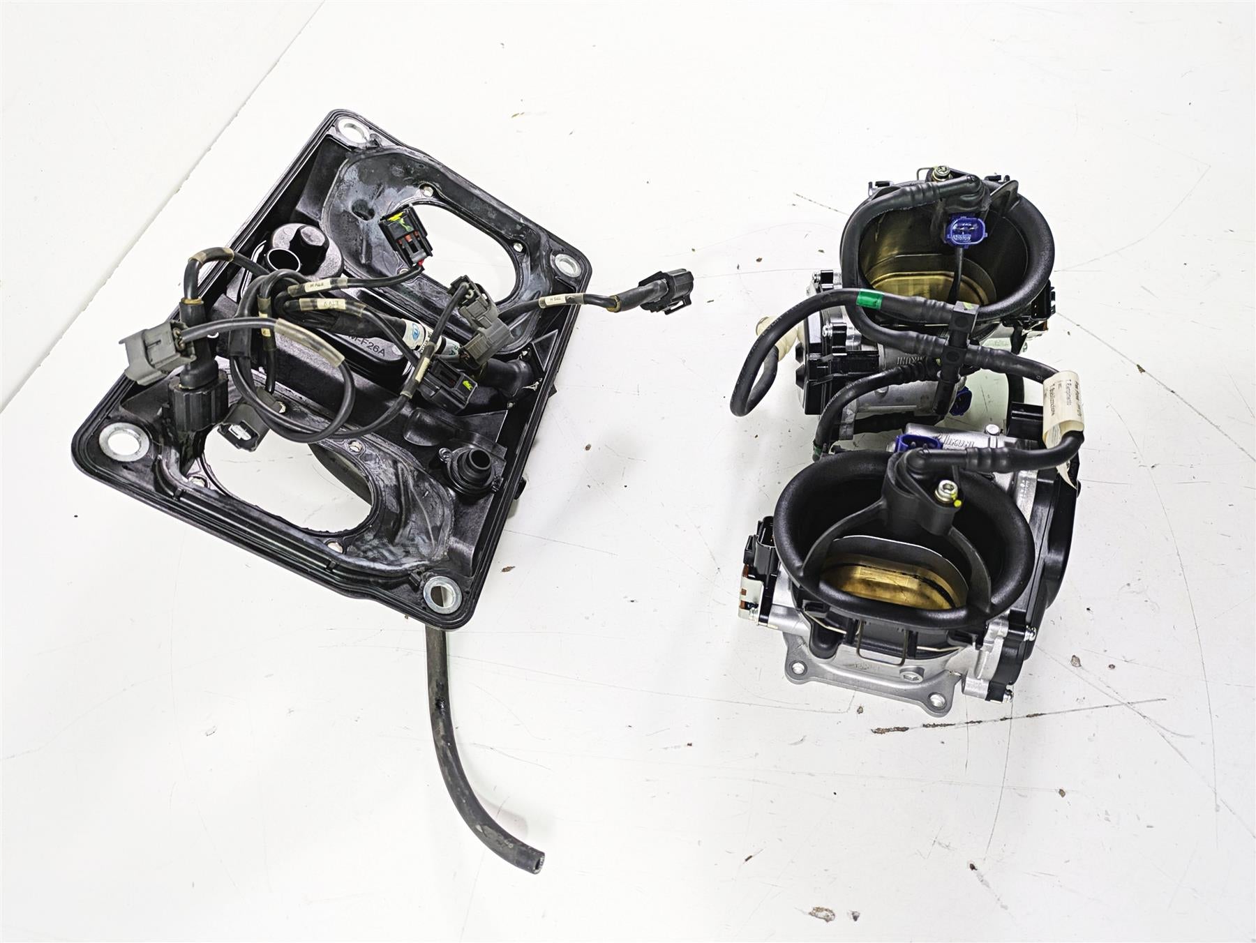 2015 Ducati Panigale 1299 S Throttle Body Set & Air Box Cover 28240893A {{ shop.shopifyCountryName }} - Mototech271