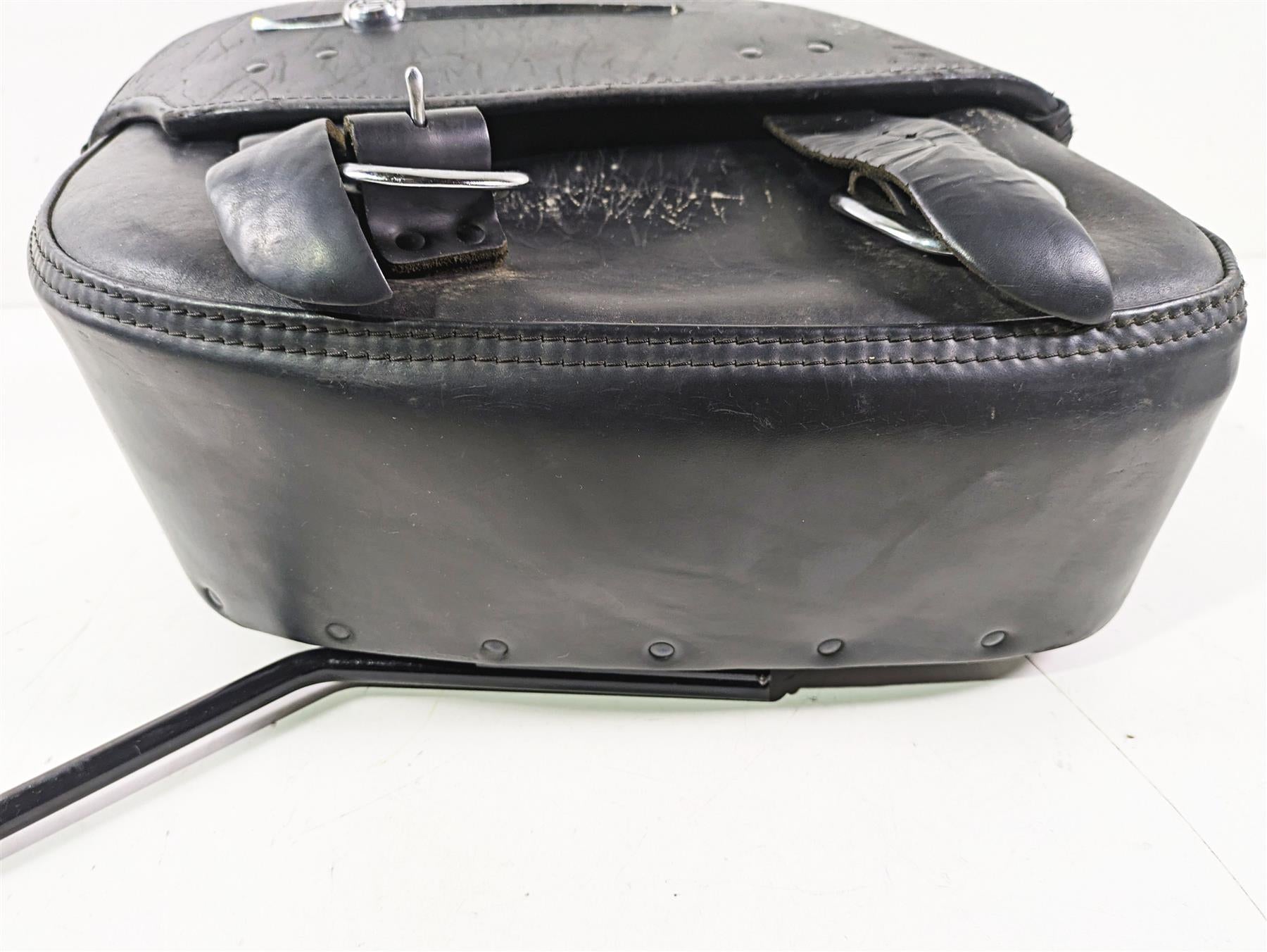 2004 Harley Softail FLSTF Fat Boy Left Side Saddlebag + Mount 90452-04 {{ shop.shopifyCountryName }} - Mototech271