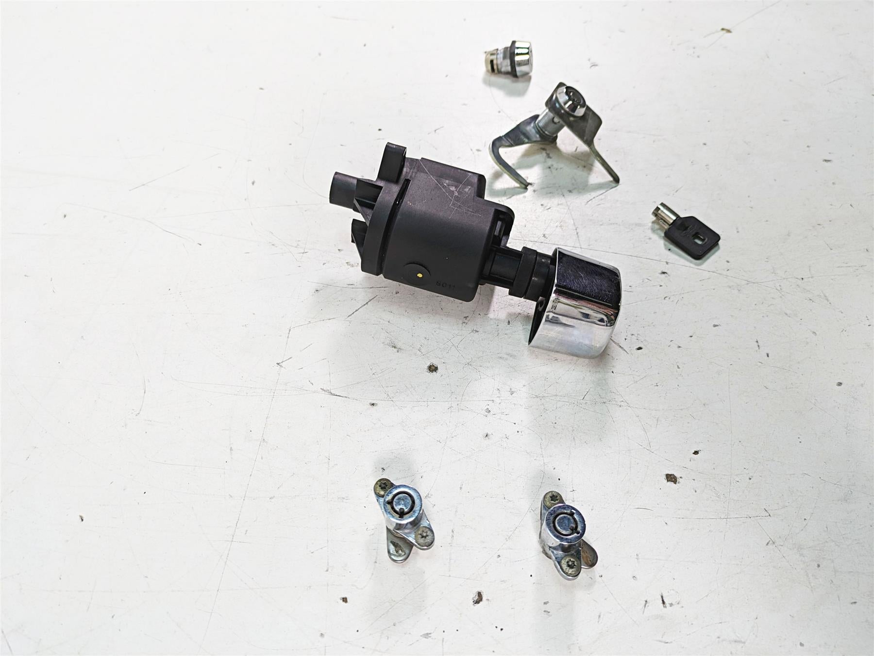 2008 Harley FLHTCU Electra Glide Ignition Switch Key Lock Set 71572-06 {{ shop.shopifyCountryName }} - Mototech271