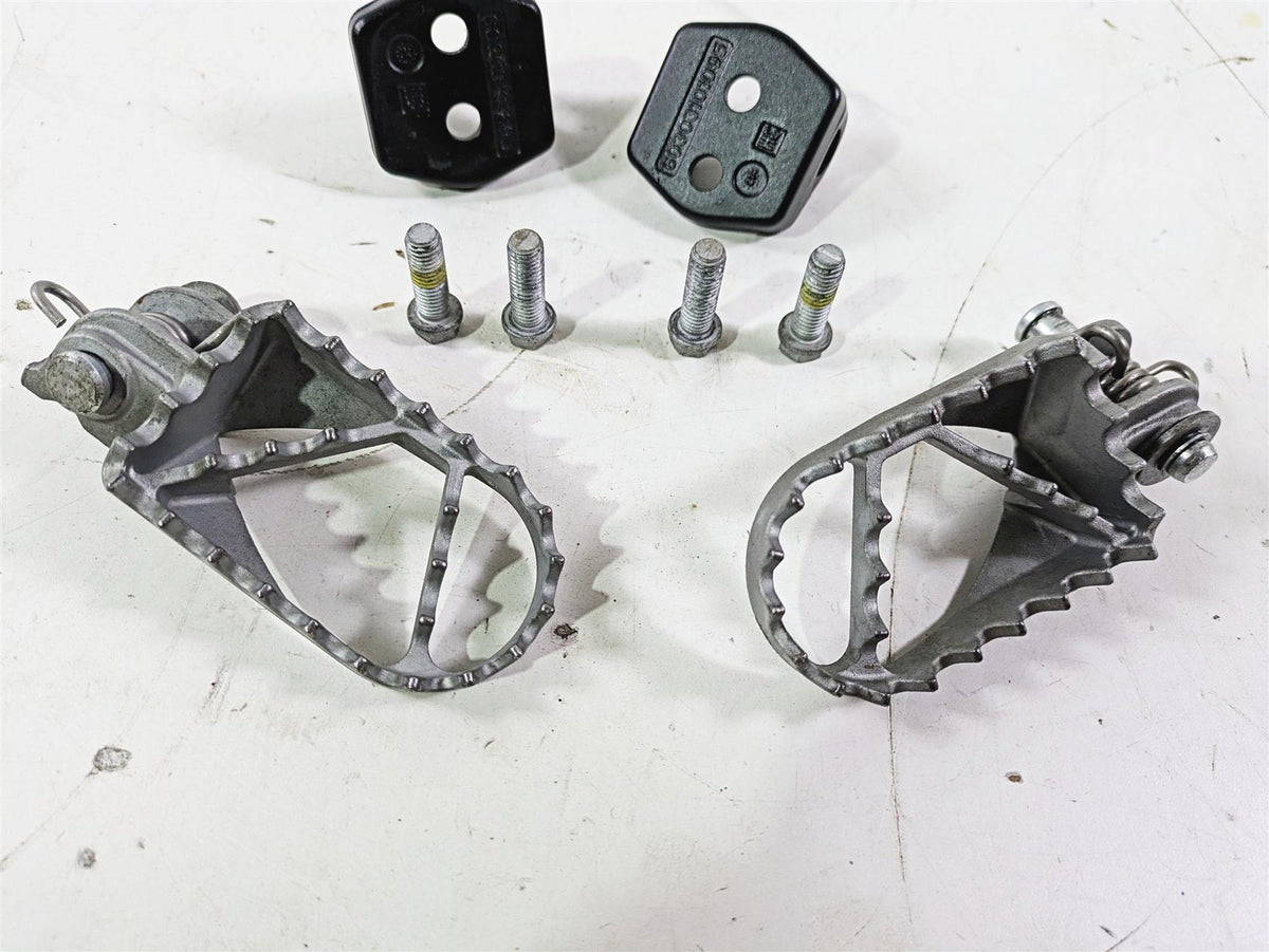 2022 KTM 1290 Super Adventure S Rider Footpeg Set & Clips & Bolts 61903040033 {{ shop.shopifyCountryName }} - Mototech271