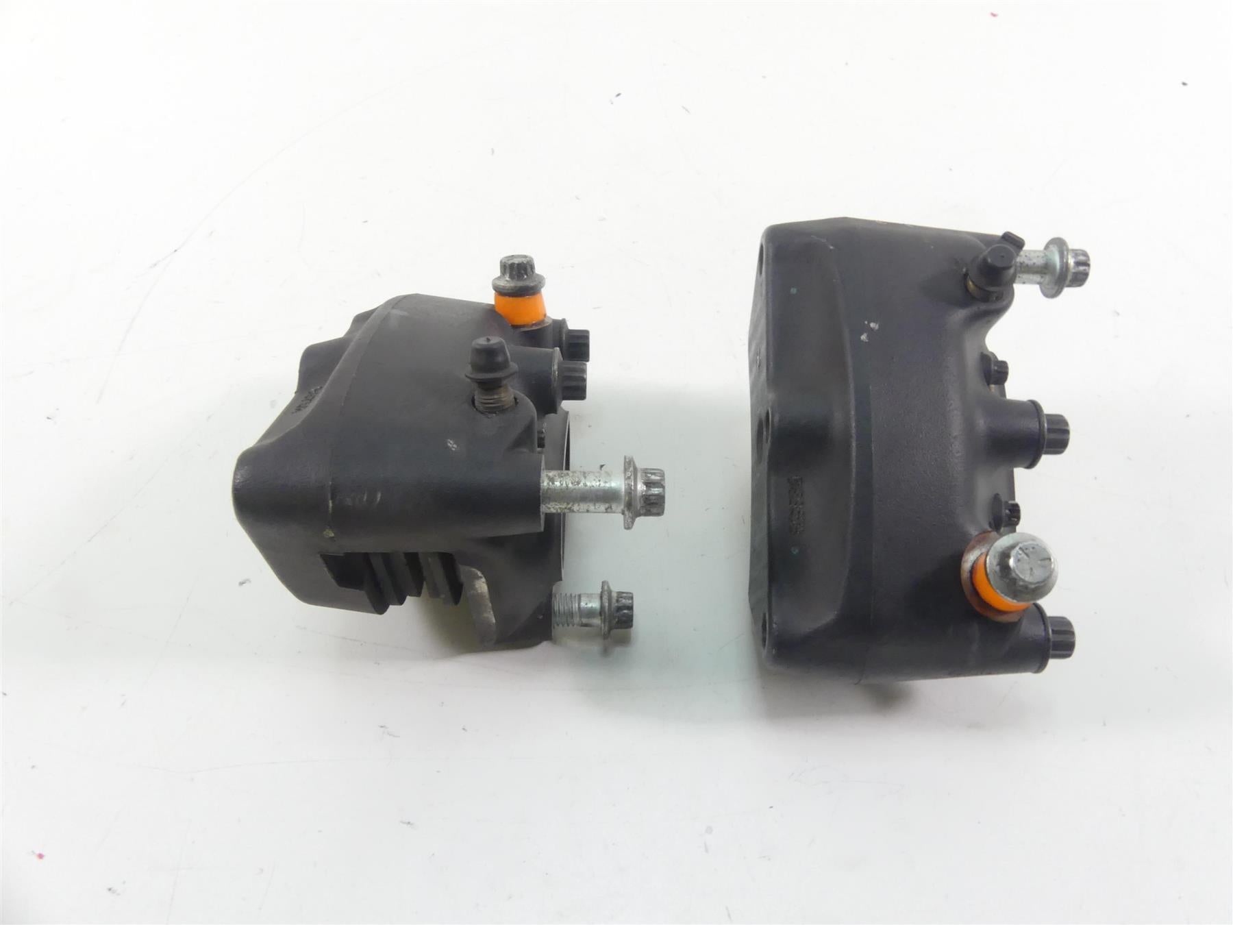 2005 Harley Touring FLHRSI Road King Front Brake Caliper Set 44023-00C 44046-00D {{ shop.shopifyCountryName }} - Mototech271