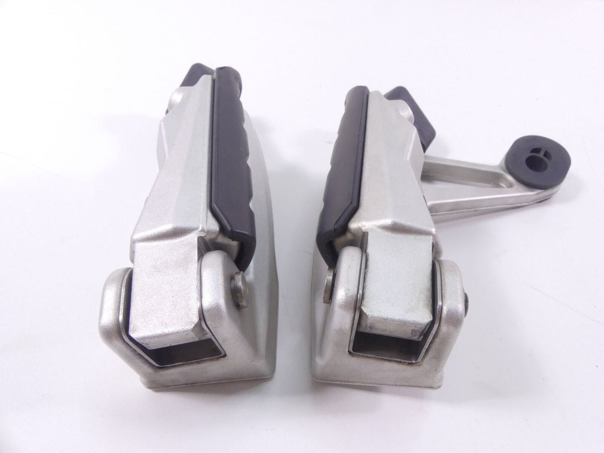 2008 BMW R1200R K27 Rear Passenger Pillion Footpeg Set 46717688780 46717693113 {{ shop.shopifyCountryName }} - Mototech271