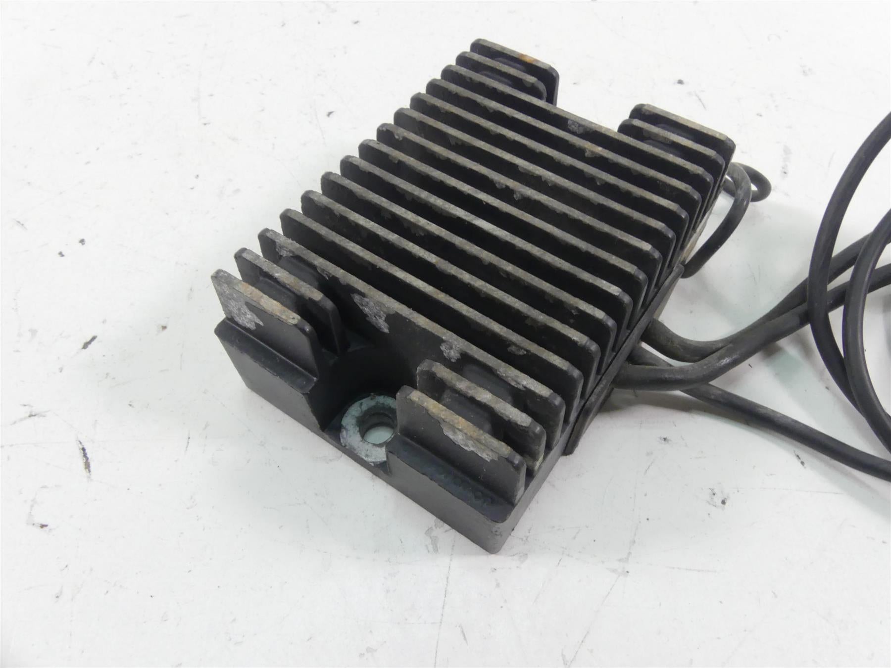 1998 Harley Dyna FXDL Low Rider Rectifier Voltage Regulator + Cover 74519-88B {{ shop.shopifyCountryName }} - Mototech271