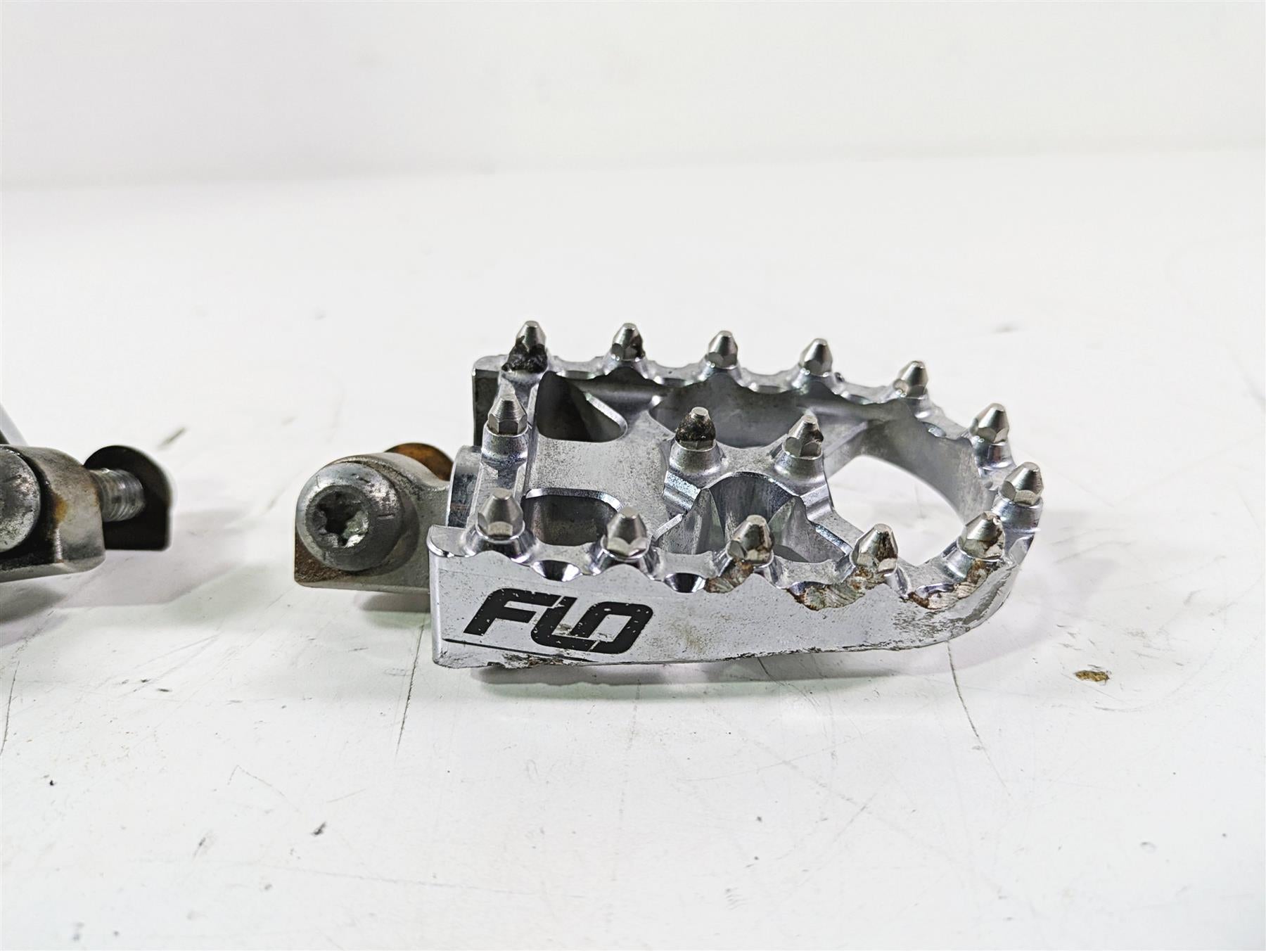 2015 Harley FXDL Dyna Low Rider FLO Grip Stunt Footpeg Rest Set FP-800V2 {{ shop.shopifyCountryName }} - Mototech271