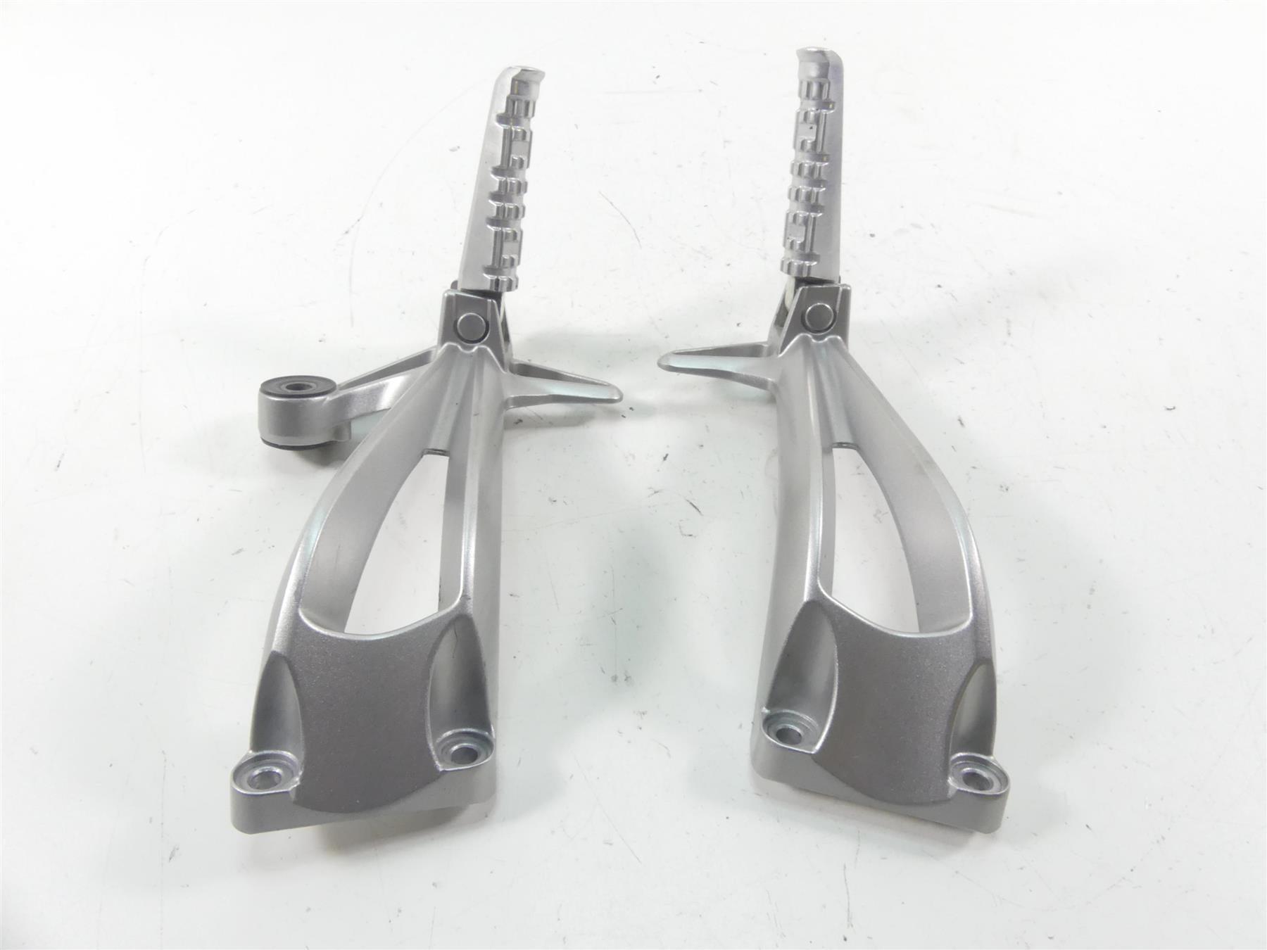 2008 Yamaha FZ1 Fazer Rear Passenger Footpeg Set 2D1-2741L-00-00 2D1-2742L-00-00 {{ shop.shopifyCountryName }} - Mototech271