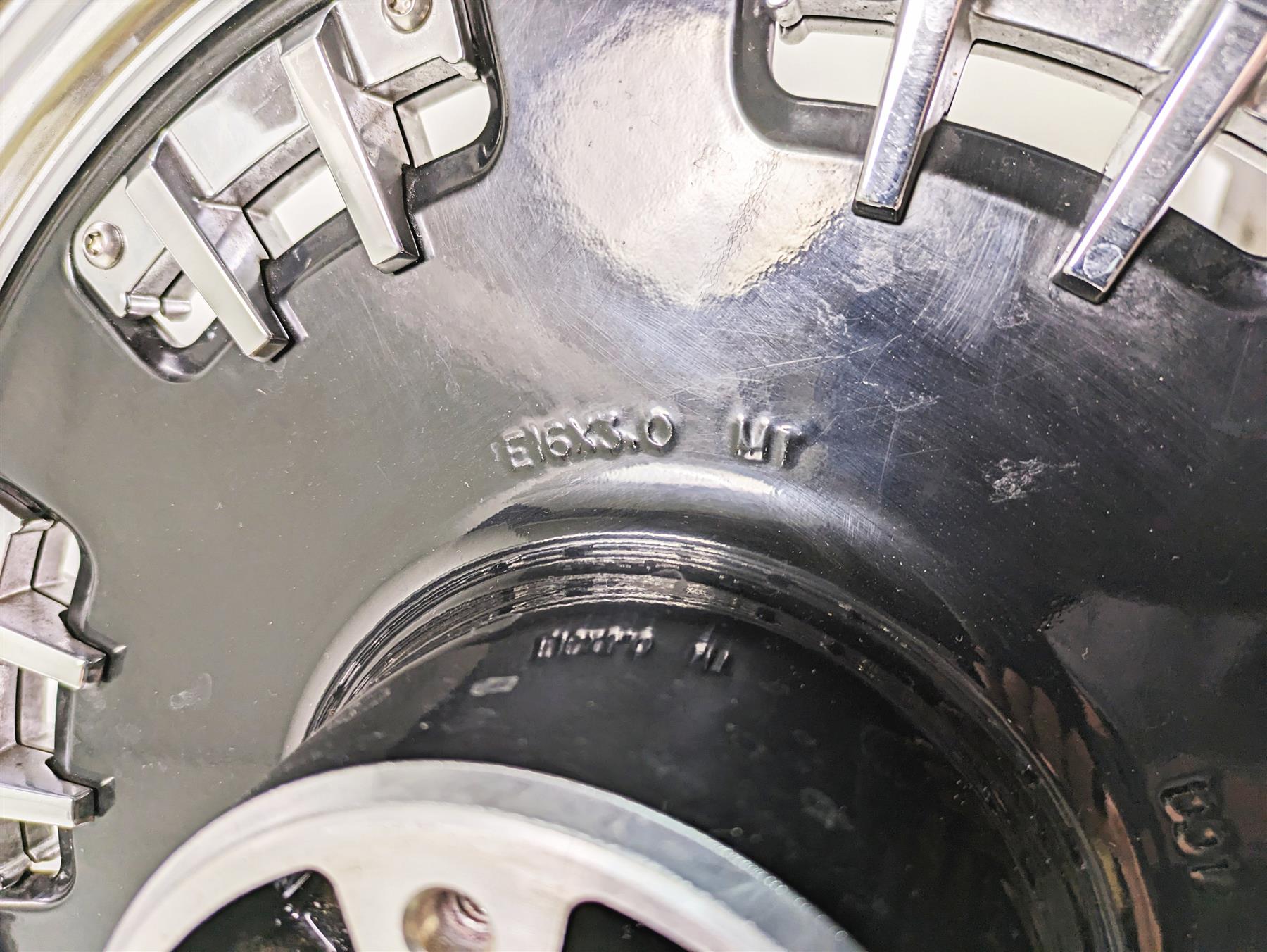 2009 Harley Dyna FXDFSE CVO Fat Bob 16x3 Front Wheel Fang Contrast Crm 43265-09 {{ shop.shopifyCountryName }} - Mototech271