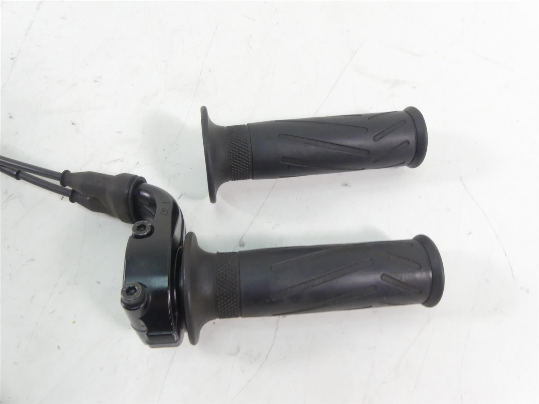 2013 Yamaha VMX17 V-Max 1700 Throttle Cable Grip Grab Set 4YR-26240-02-00 {{ shop.shopifyCountryName }} - Mototech271