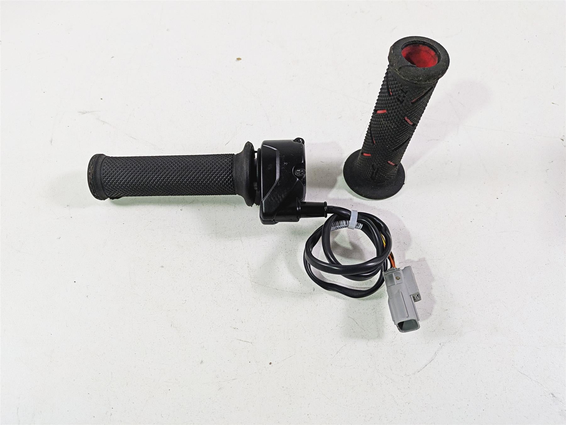 2013 Ducati Hypermotard 821 SP Ride By Wire Throttle Grip Set 66020034E {{ shop.shopifyCountryName }} - Mototech271