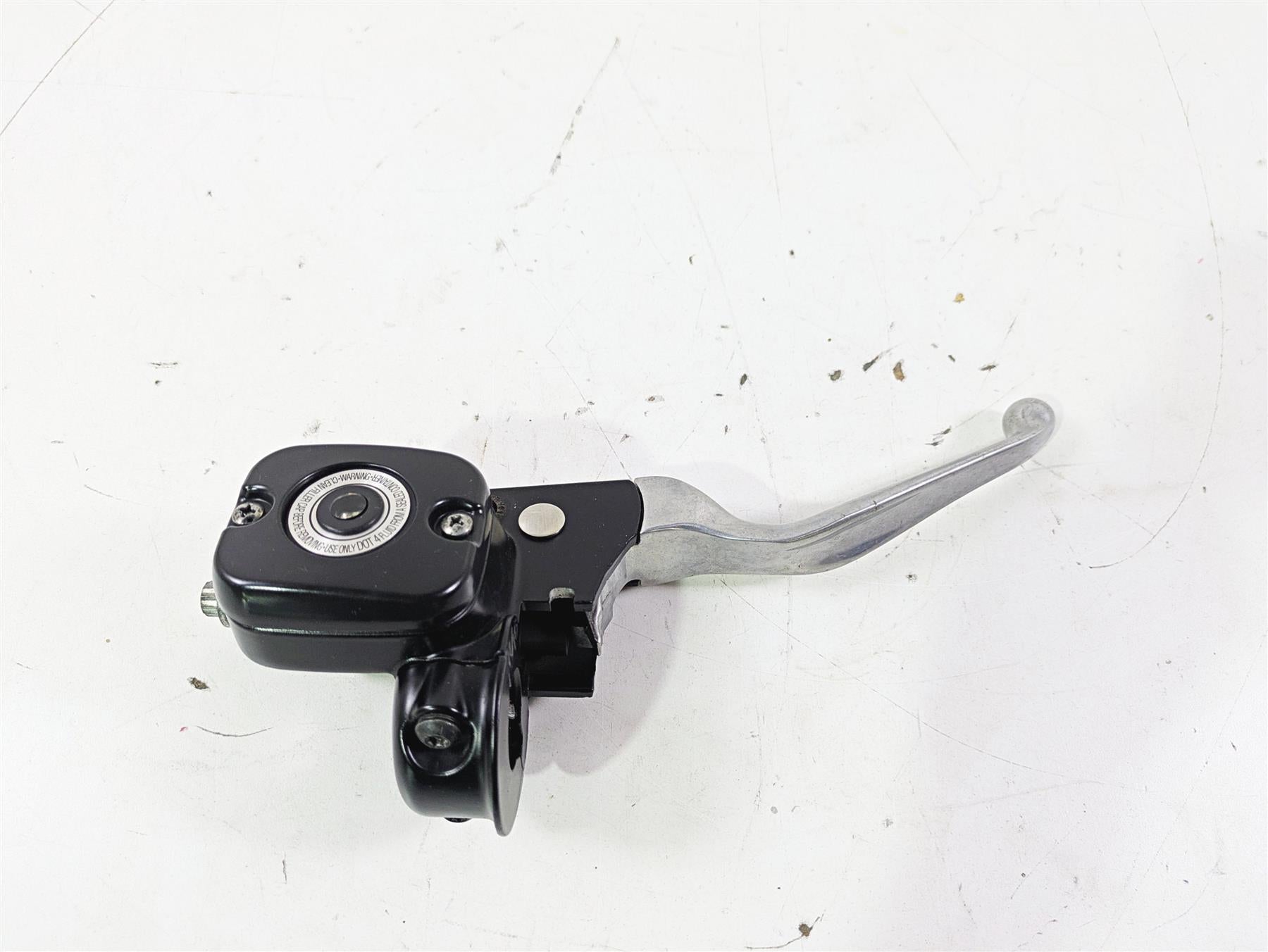 2015 Harley FXDL Dyna Low Rider Front Brake Master Cylinder 11/16 45170-08F {{ shop.shopifyCountryName }} - Mototech271