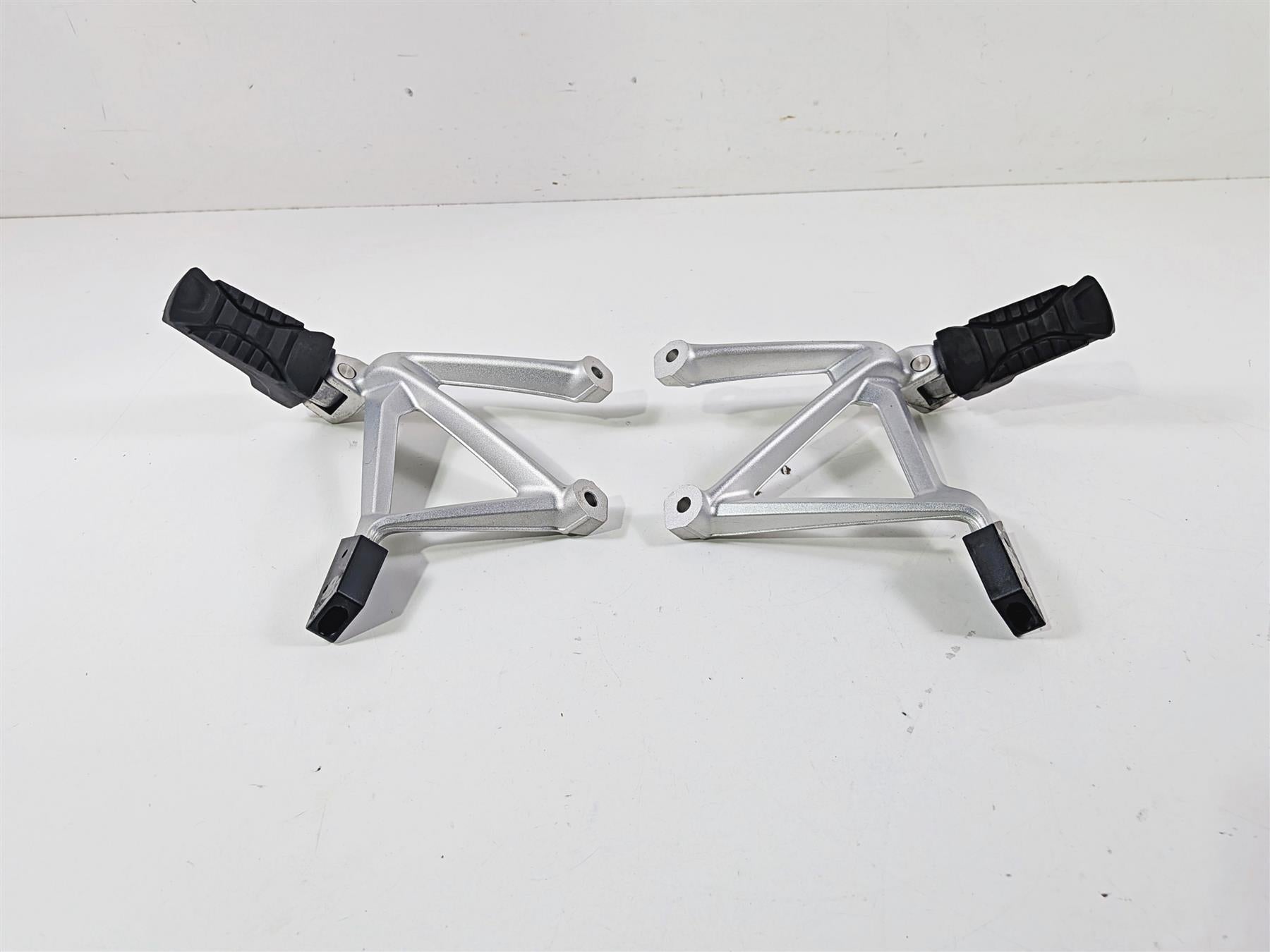 2016 BMW R1200 GS K50 Rear Passenger Footpeg Set 46718528793 46718528794 {{ shop.shopifyCountryName }} - Mototech271