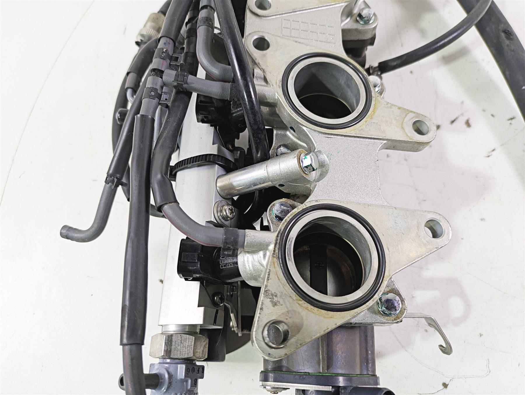 2004 Honda Aquatrax R-12X Throttle Body Bodies Fuel Injectors 16400-HW3-671 {{ shop.shopifyCountryName }} - Mototech271
