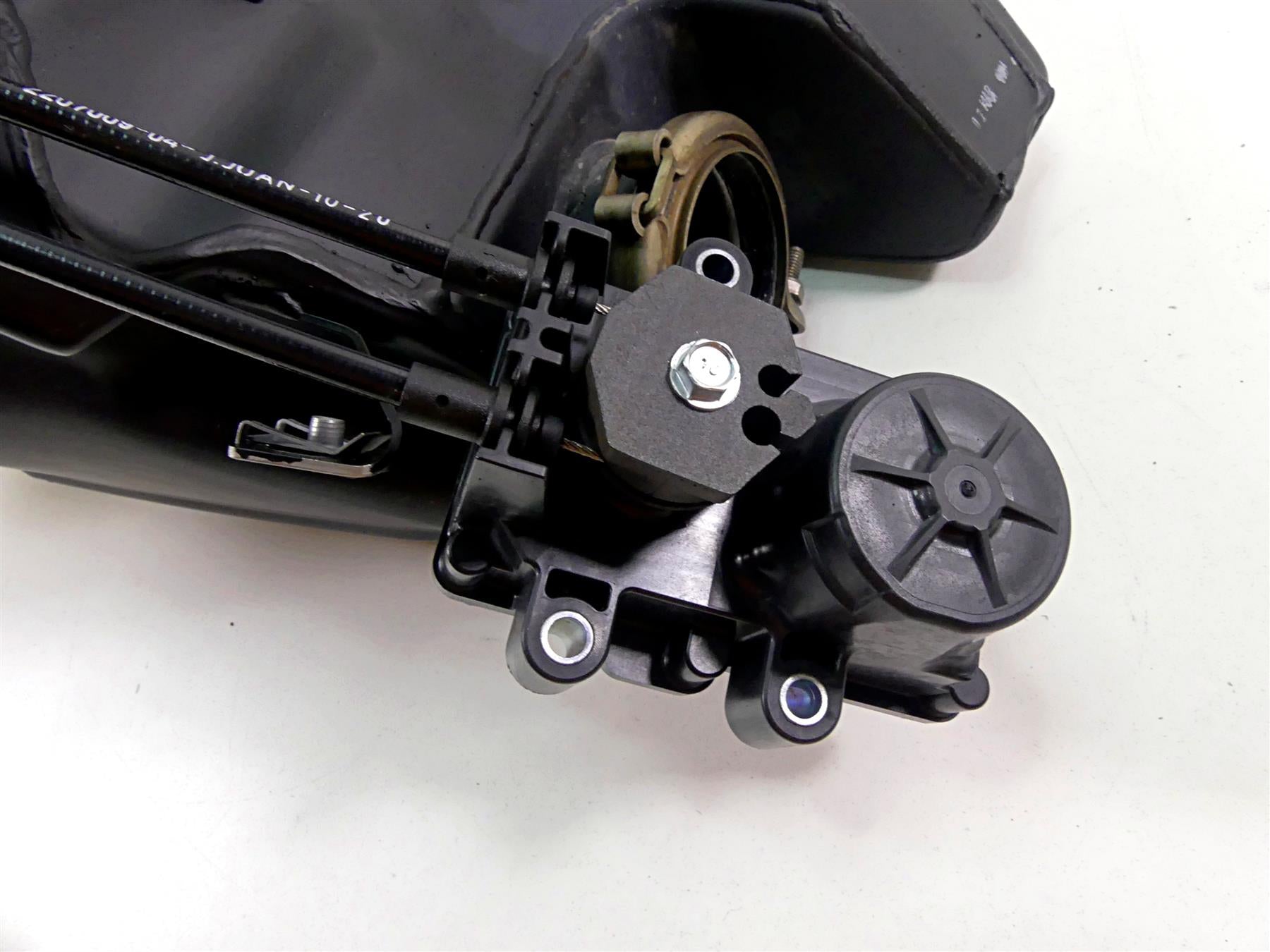 2022 Triumph Speed Triple 1200 RS Center Exhaust Chamber & Servo Motor T2209601 {{ shop.shopifyCountryName }} - Mototech271