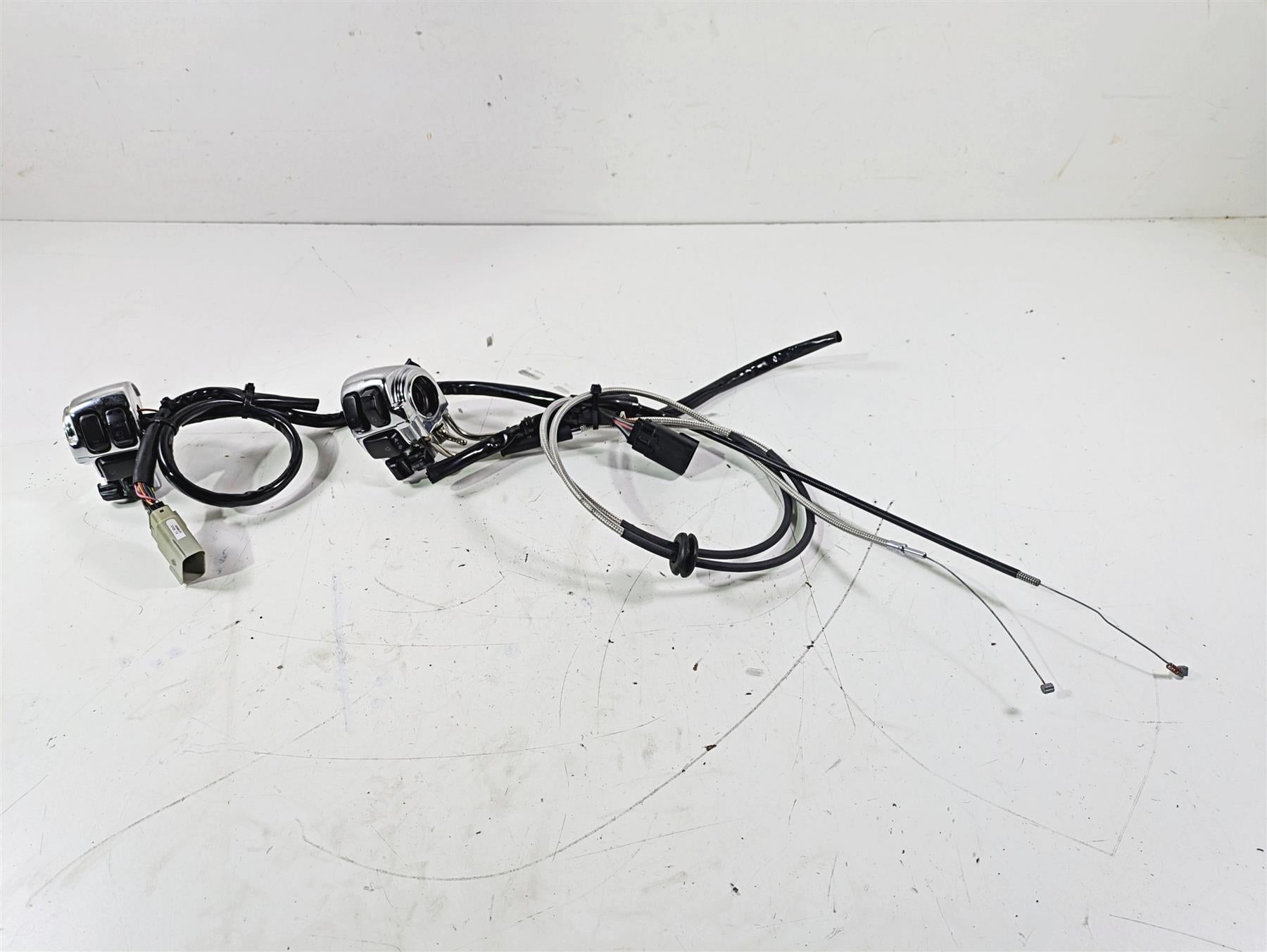 2007 Harley Touring FLHTCU SE CVO E-Glide Chrome Hand Control Switches 71682-06A {{ shop.shopifyCountryName }} - Mototech271