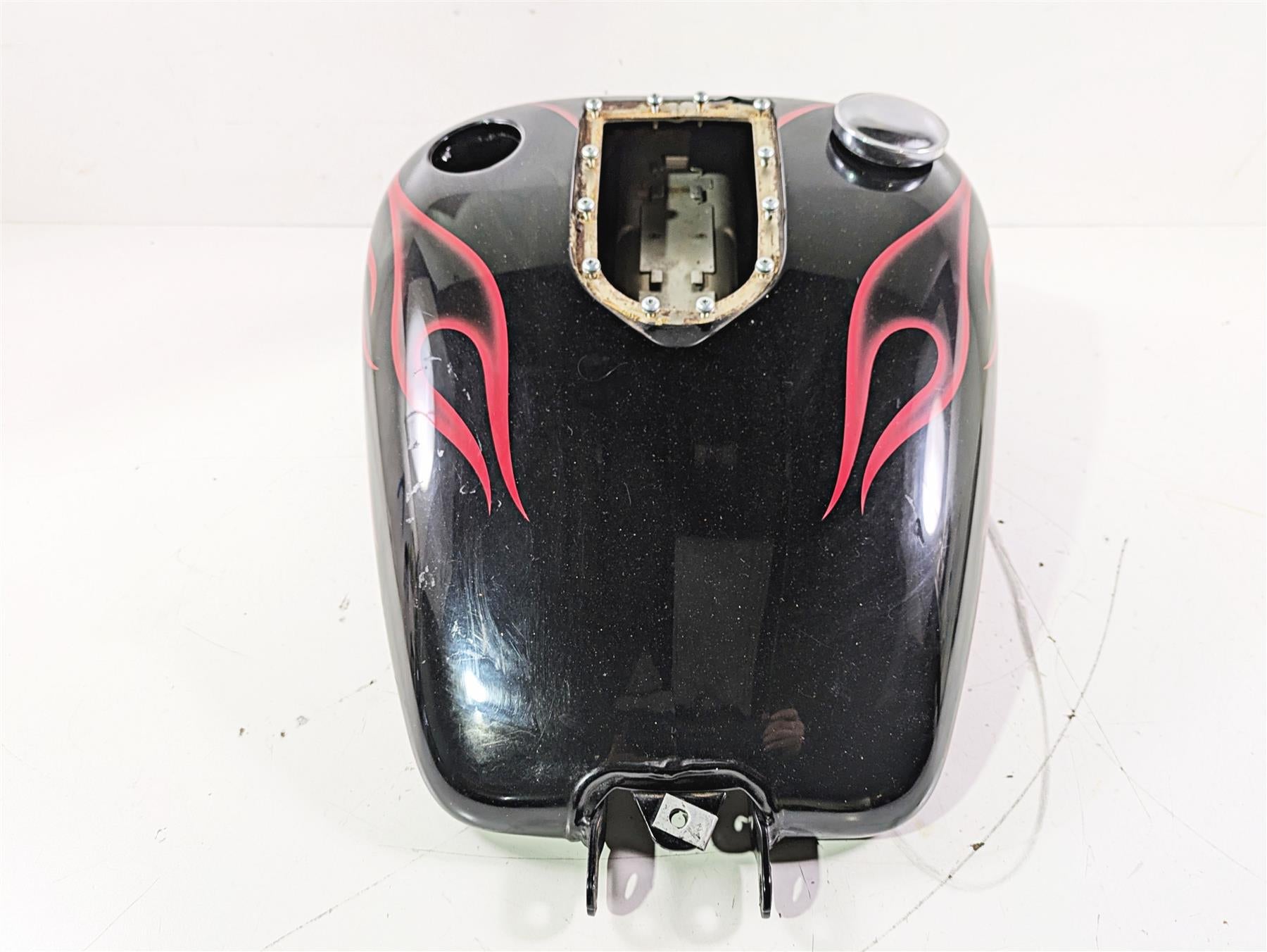2007 Harley FXDWG Dyna Wide Glide Fuel Gas Petrol Tank - Dented 61586-04B {{ shop.shopifyCountryName }} - Mototech271