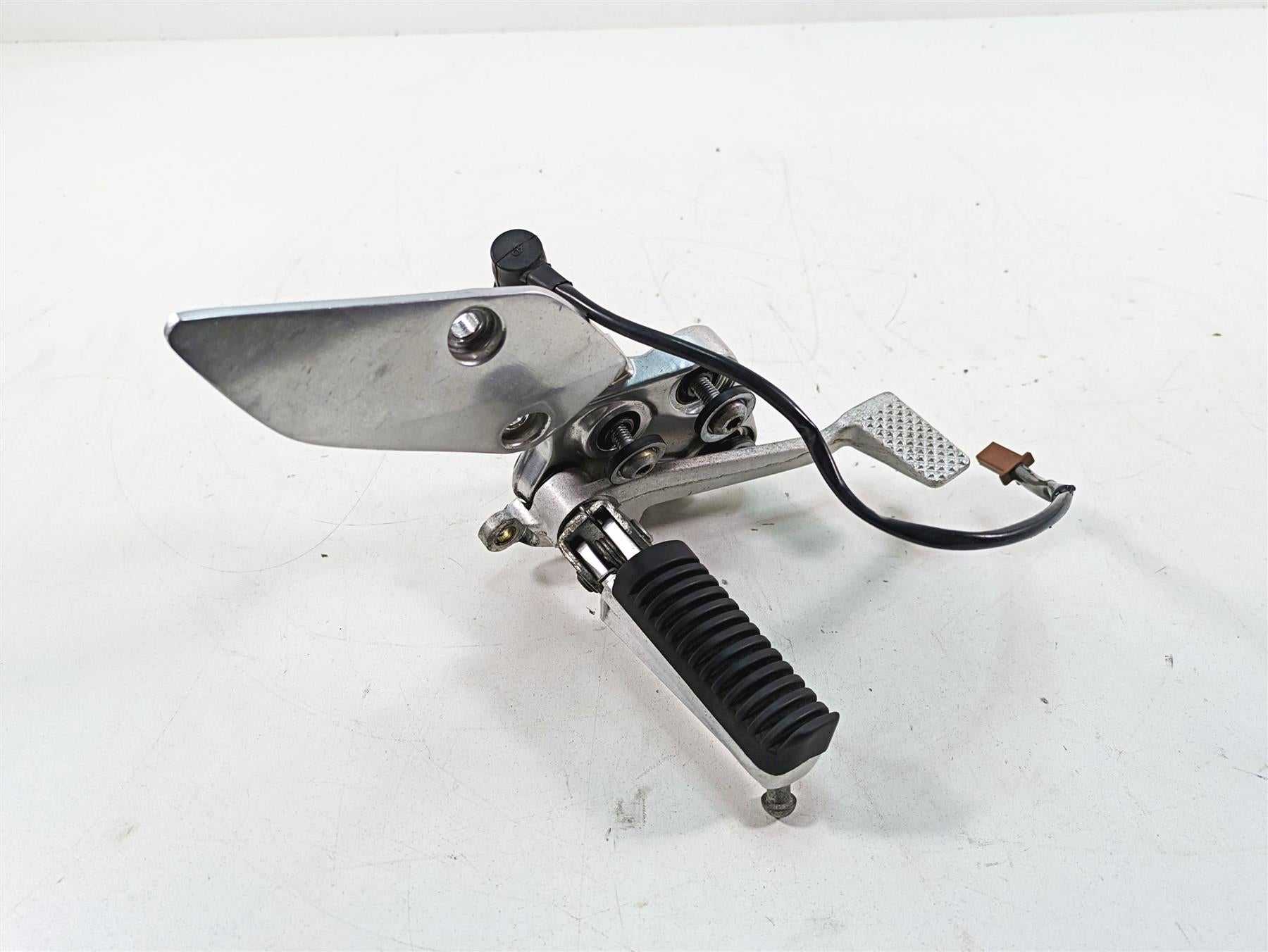 2002 Yamaha FZ1 FZS1000 Fazer Right Rider Footpeg & Brake Pedal 5LV-27443-01-00 {{ shop.shopifyCountryName }} - Mototech271