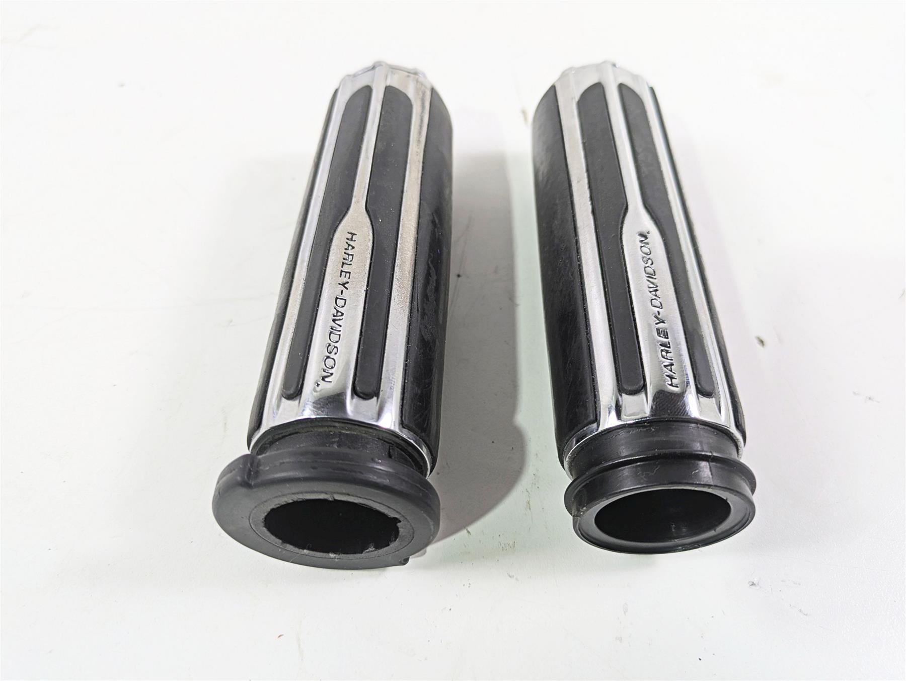 2010 Harley Touring FLHXSE CVO Street Glide Left Right Throttle Grips 55936-09 {{ shop.shopifyCountryName }} - Mototech271