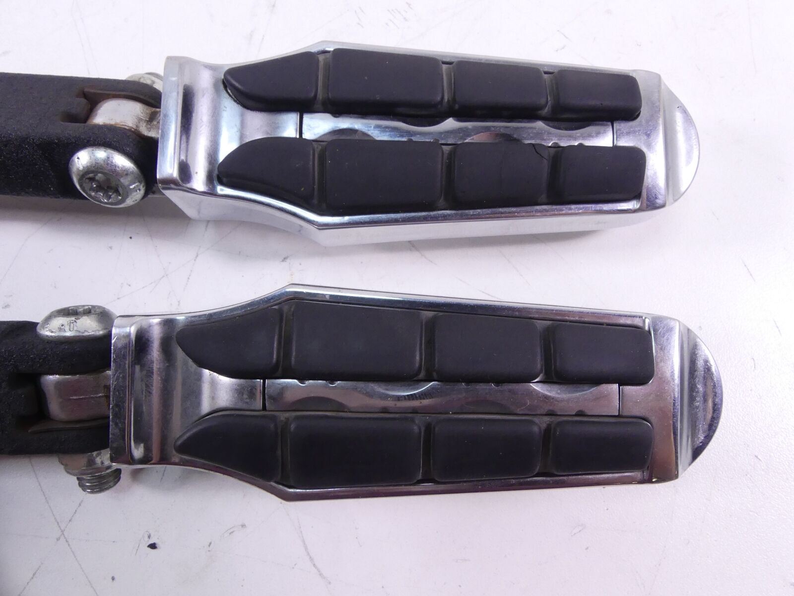 2009 Harley FXDF Dyna Fat Bob Rear Passenger Footpeg Set 49224-06A 49230-06 {{ shop.shopifyCountryName }} - Mototech271