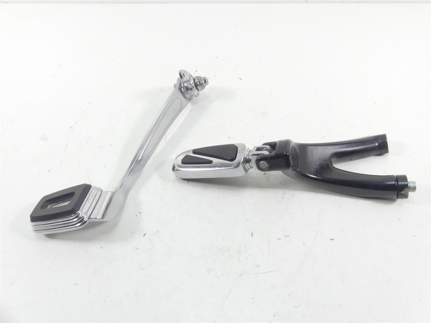 2021 Harley Softail FLSB Sport Glide Right Foot Peg & Brake Pedal Set 50500746 {{ shop.shopifyCountryName }} - Mototech271