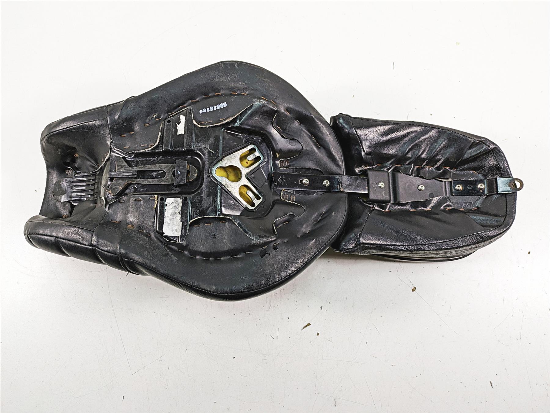 2019 Harley XL883N Sportster Iron Seat Saddle 52000189 {{ shop.shopifyCountryName }} - Mototech271