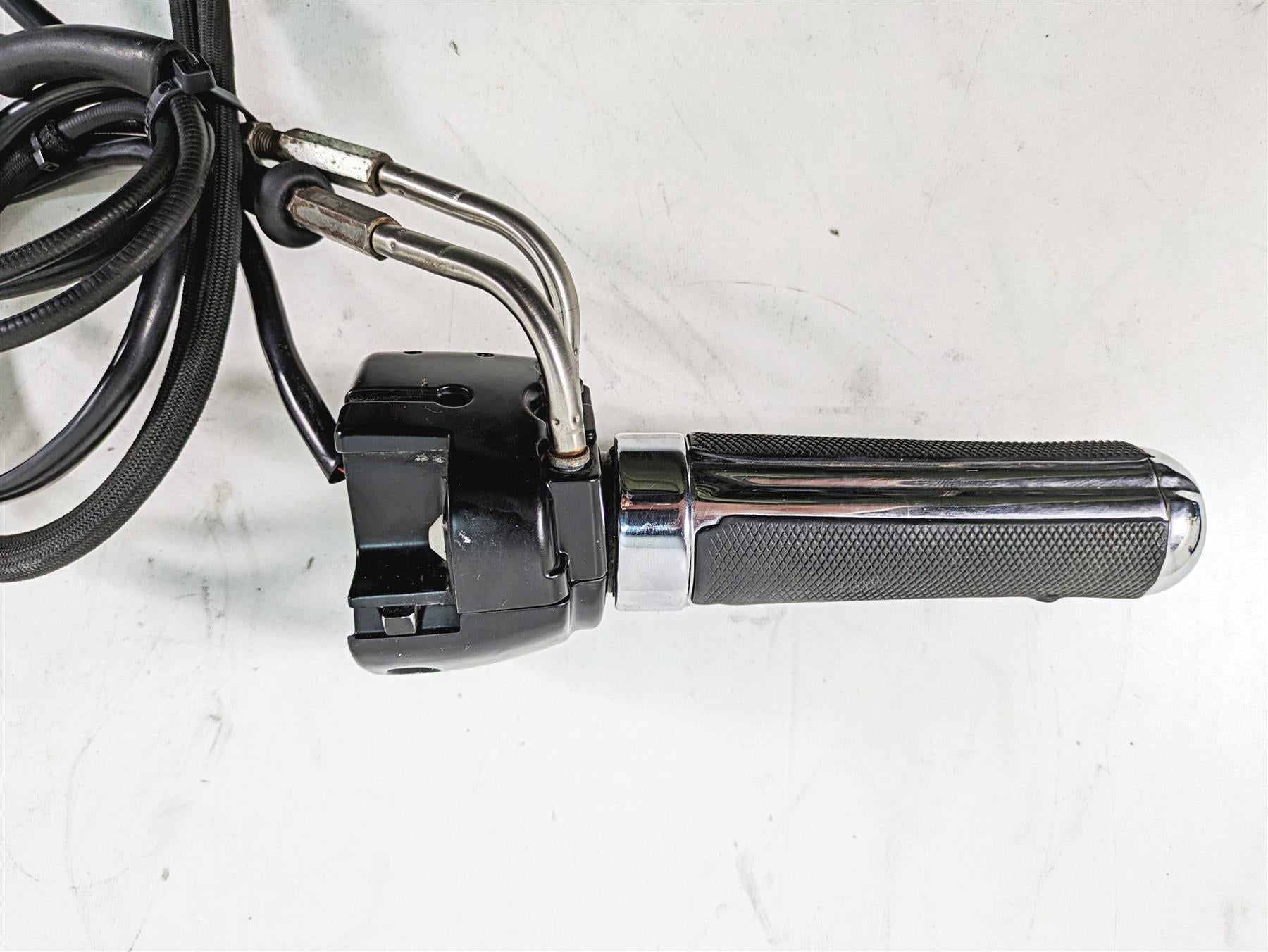 2012 Harley FLD Dyna Switchback Right Control Switch Throttle Grip Set 72948-12 {{ shop.shopifyCountryName }} - Mototech271