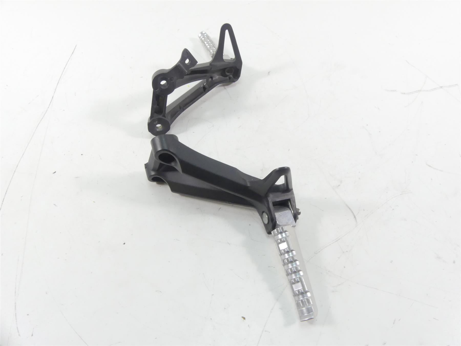 2015 Yamaha MT09 FZ09 Rear Passenger Foot Peg Footpeg Set 1RC-2742L-01-00 {{ shop.shopifyCountryName }} - Mototech271