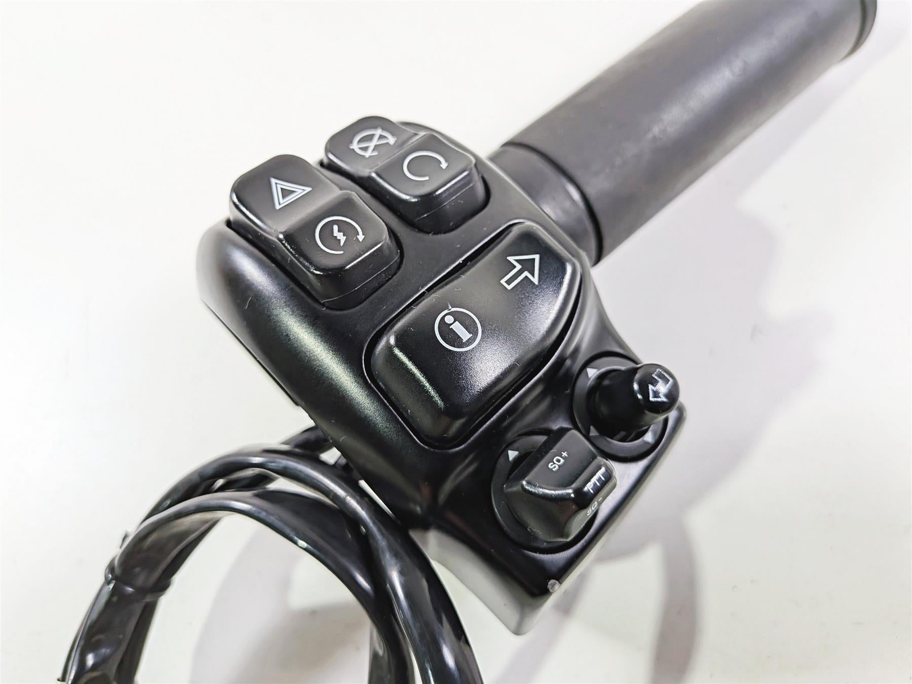 2014 Harley Touring FLHTK Electra Glide Right Hand Control Switch 71500130C-Mototech271