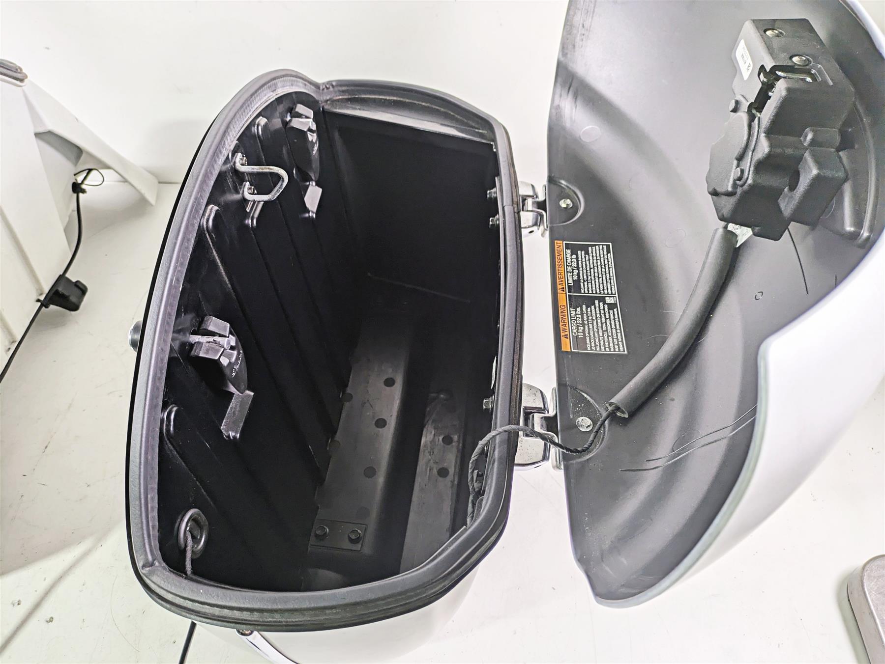 2018 Indian Chieftain Limited Left Saddlebag Saddle Bag Set 5451493 5451494 {{ shop.shopifyCountryName }} - Mototech271