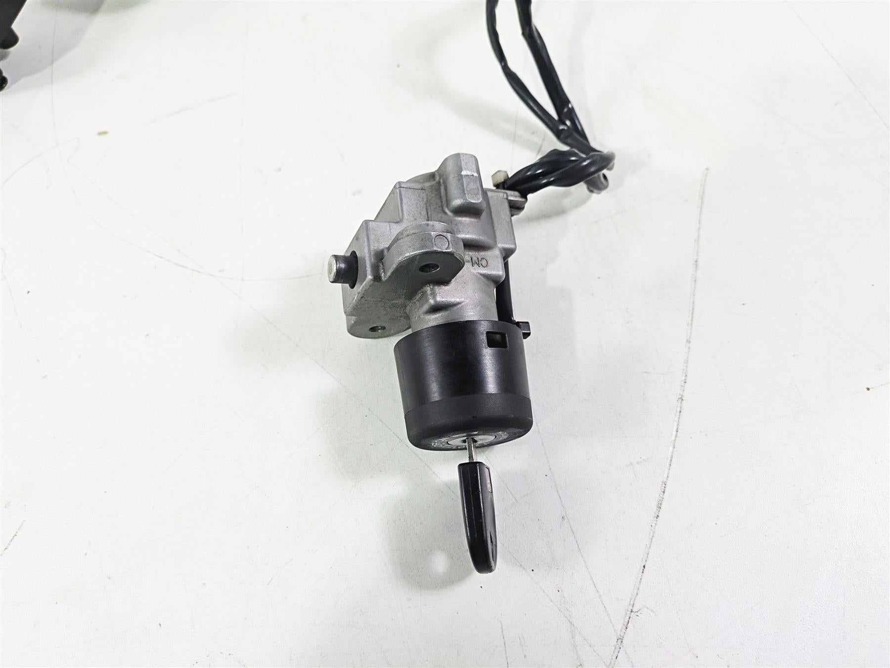 2015 Ducati Hypermotard 821 SP Speedometer Ignition Switch Key 17k Set 40610951F {{ shop.shopifyCountryName }} - Mototech271
