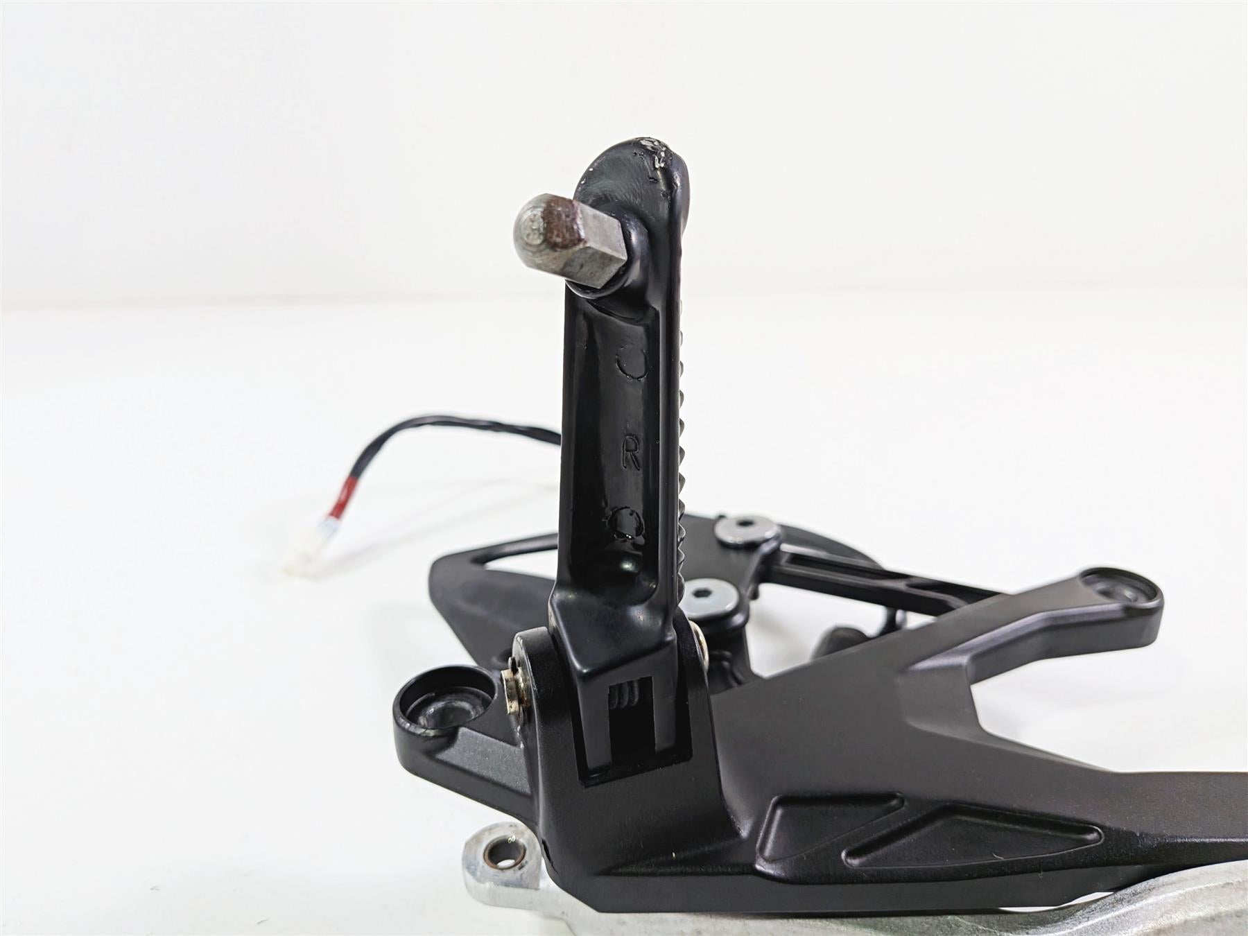2022 Yamaha YZF R1 R1M RN65 Front Right Foot Peg & Brake Pedal 2CR-27443-00-00-Mototech271