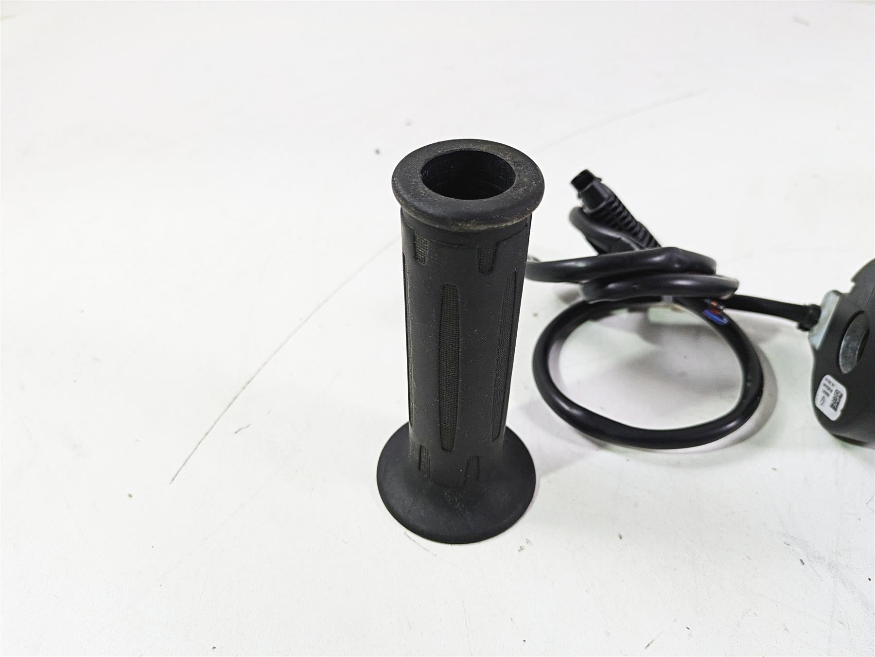 2023 BMW G310R K03 E-Throttle Hand Grip Set 61318382956 {{ shop.shopifyCountryName }} - Mototech271
