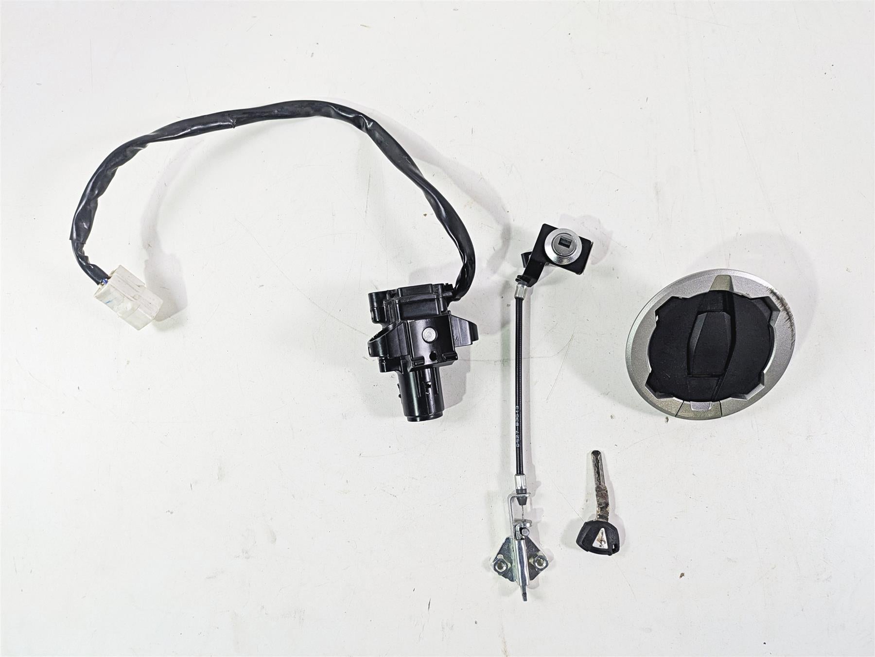 2024 Kawasaki ZX6R ZX636 Ninja Ignition Switch Key Lock Set READ 27048-5306 {{ shop.shopifyCountryName }} - Mototech271