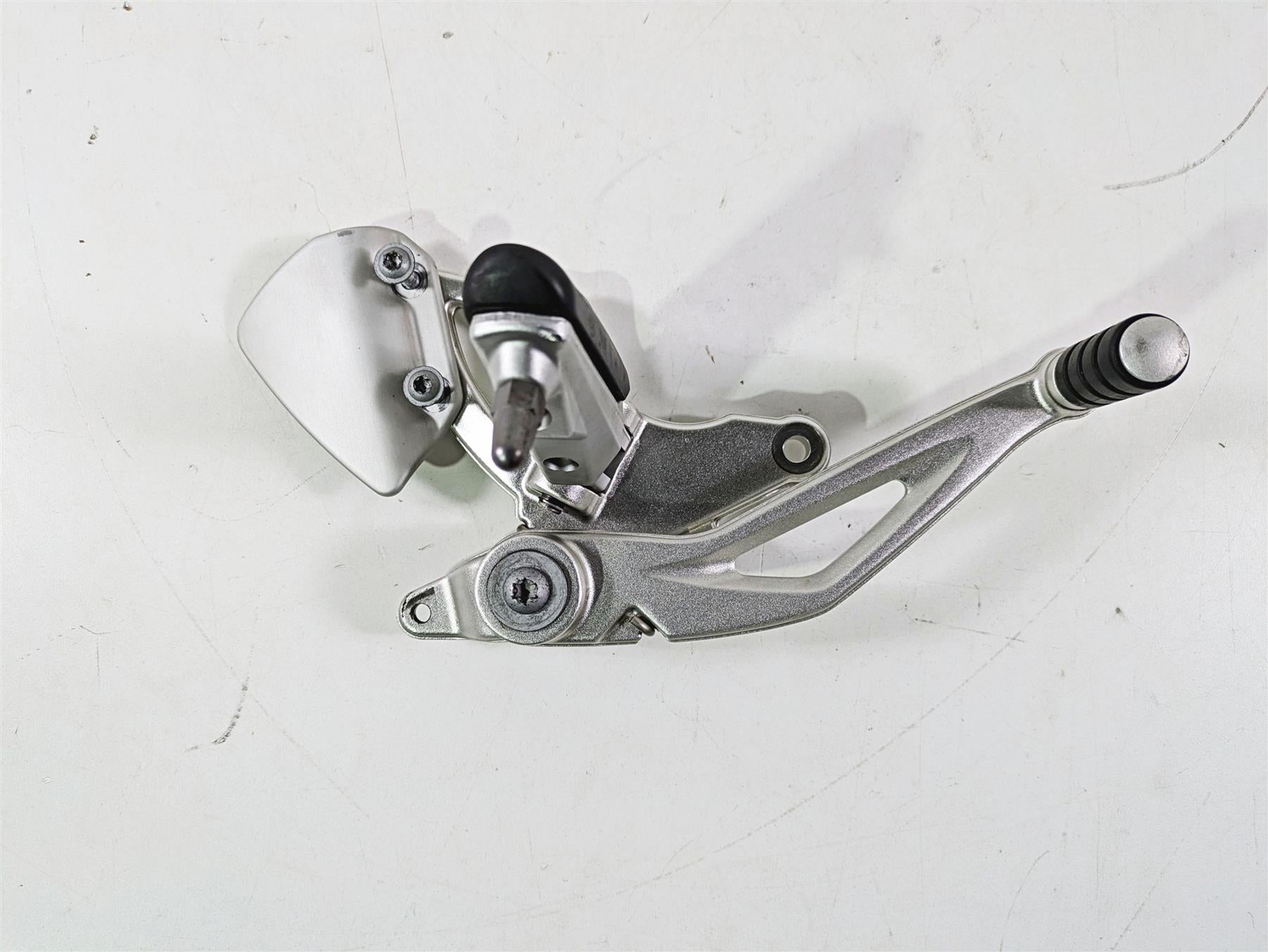 2012 BMW R1200R K27 Right Rider Footpeg & Brake Pedal 46717671078 35217728911 {{ shop.shopifyCountryName }} - Mototech271