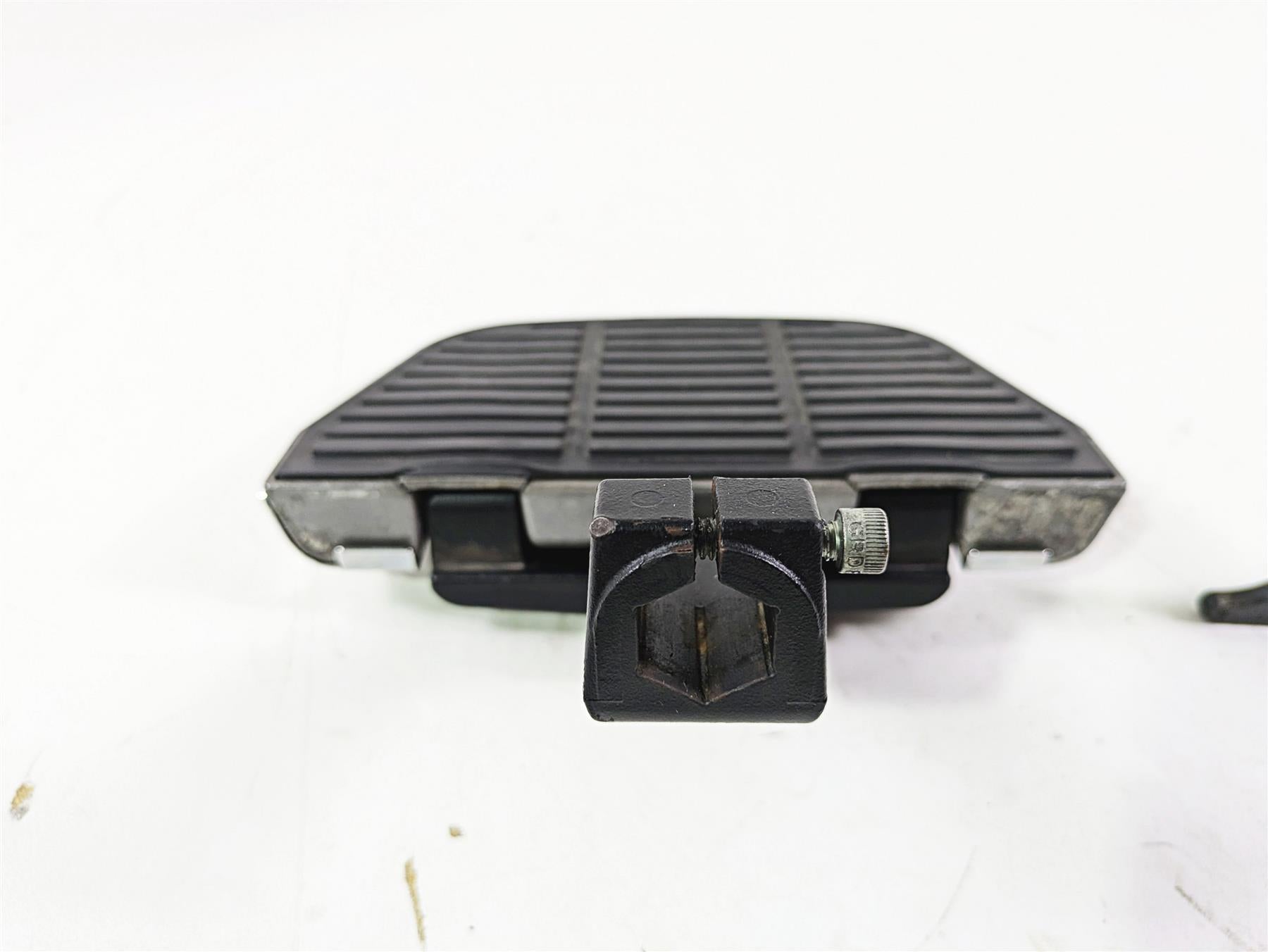2008 Harley FLSTC 105TH Softail Heritage Right Rear Footboard & Bracket 50483-00 {{ shop.shopifyCountryName }} - Mototech271