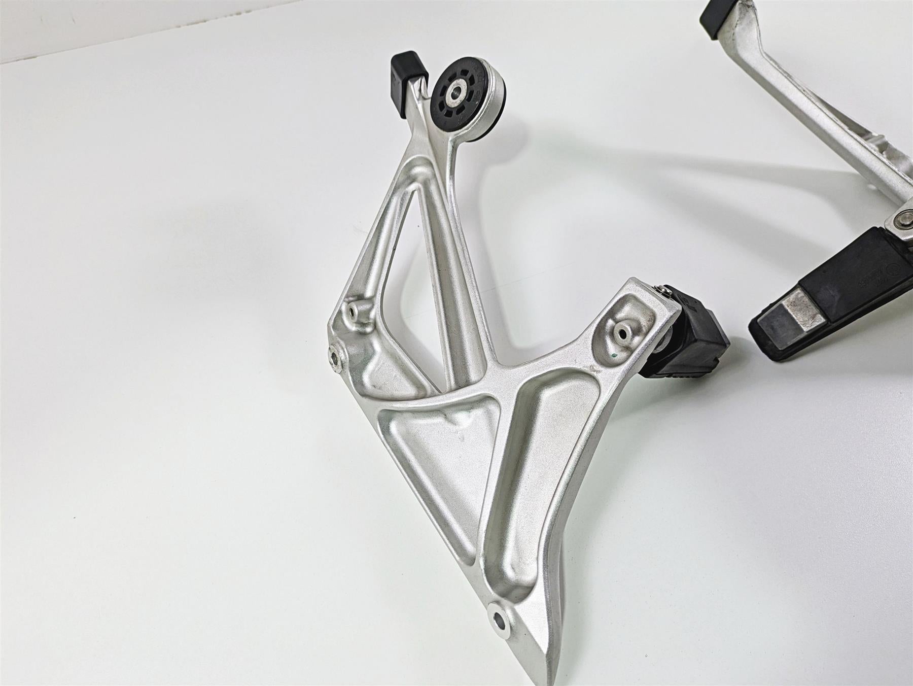 2019 BMW R1250RT K52 Rear Passenger Footpeg Set 46718534789 46718534790 {{ shop.shopifyCountryName }} - Mototech271