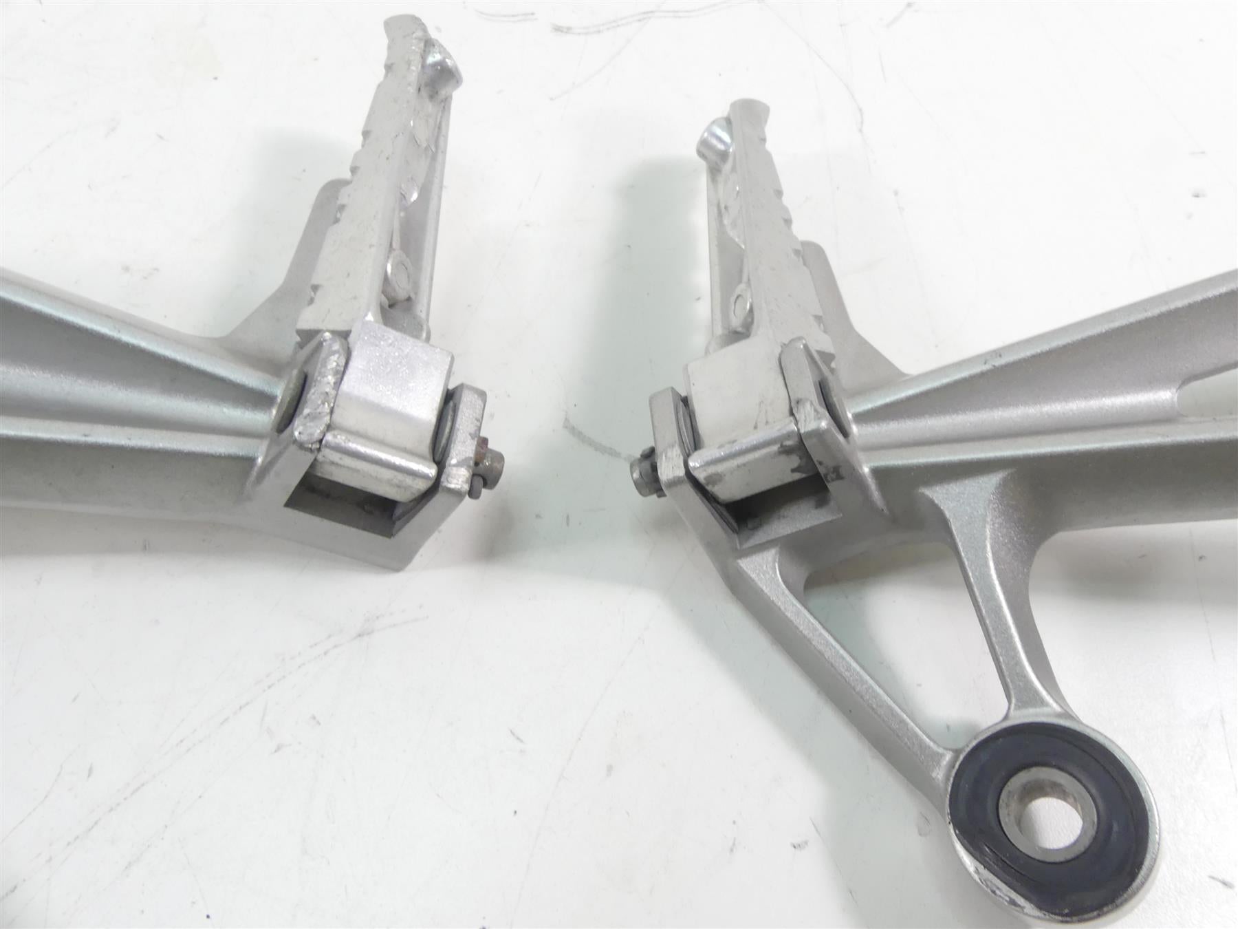 2007 Yamaha FZ1 Fazer Rear Passenger Footpeg Foot Peg Set 2D1-2742L-00-00 {{ shop.shopifyCountryName }} - Mototech271