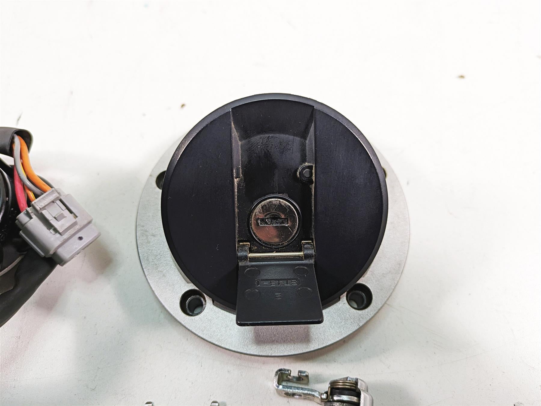 2022 Suzuki GSXR 750 Ignition Switch Key Seat Lock Gas Cap Set 37100-41G11 {{ shop.shopifyCountryName }} - Mototech271