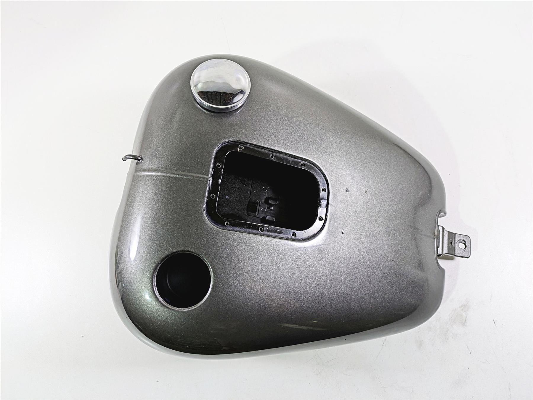 2009 Harley FLSTSB Cross Bones Fuel Gas Petrol Tank - Read 61000800 {{ shop.shopifyCountryName }} - Mototech271