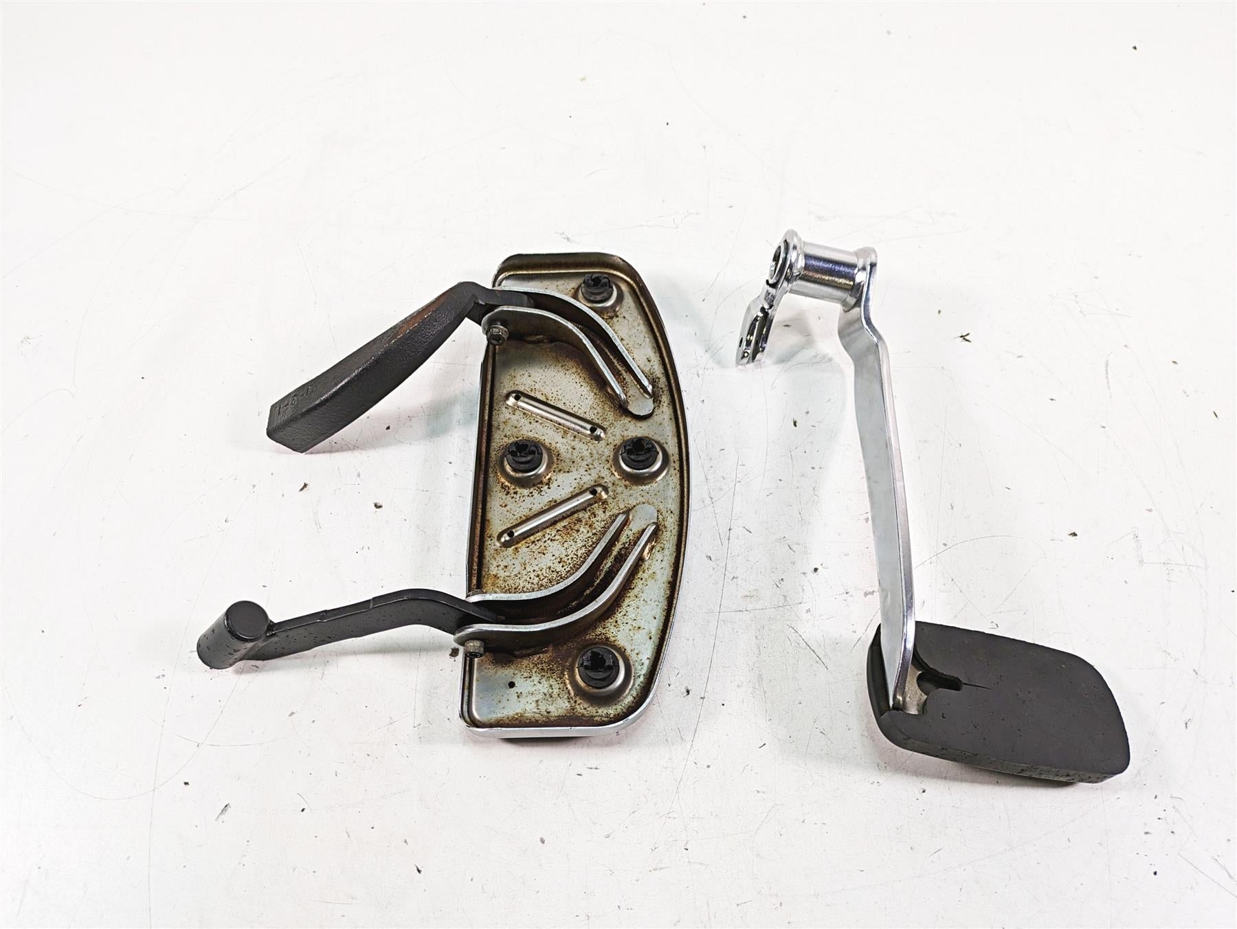 2008 Harley FLHTCU Electra Glide Right Floorboard Footpeg + Brake Lever 50518-83 {{ shop.shopifyCountryName }} - Mototech271