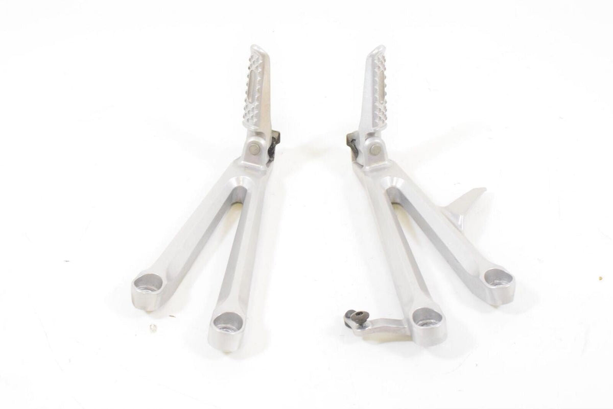 2004 Honda CBR1000RR CBR1000 RR Rear Passenger Footpeg Foot Peg Rest 50760-MEL-0 {{ shop.shopifyCountryName }} - Mototech271