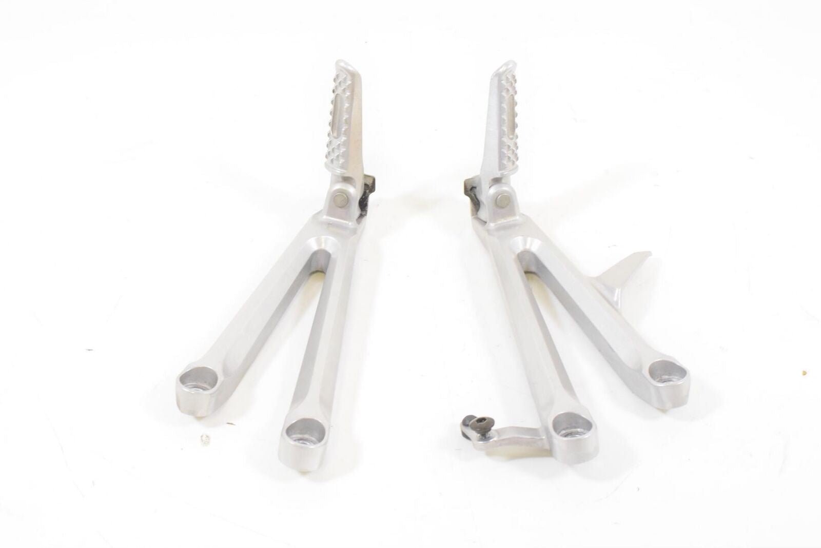 2004 Honda CBR1000RR CBR1000 RR Rear Passenger Footpeg Foot Peg Rest 50760-MEL-0 {{ shop.shopifyCountryName }} - Mototech271