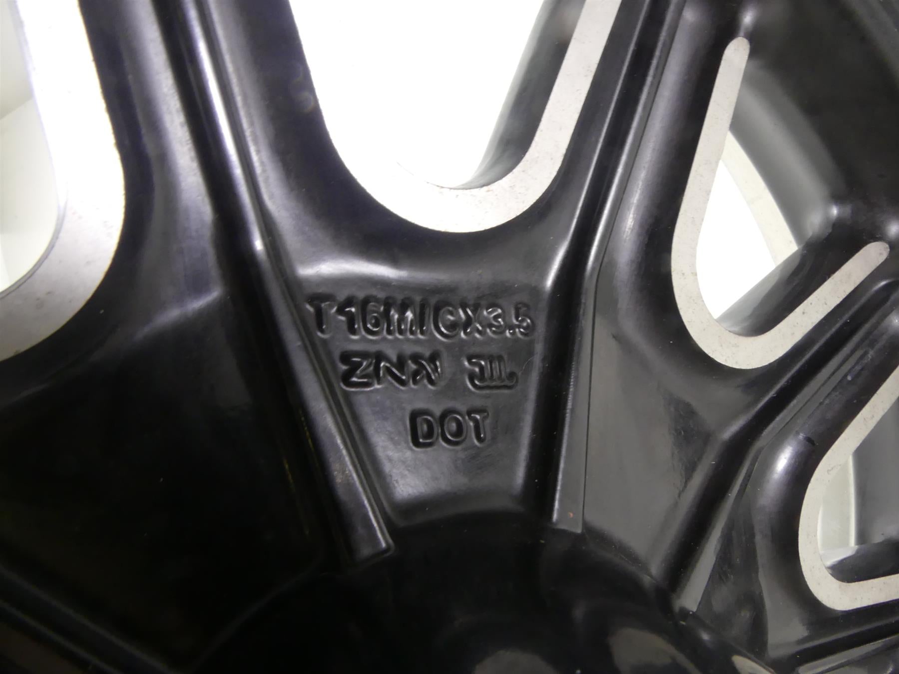 2020 Indian Roadmaster Straight 16x3.5 Front Wheel Rim 1522505 {{ shop.shopifyCountryName }} - Mototech271