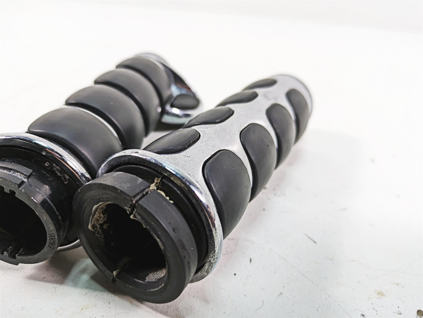 1999 Harley Dyna FXDL Low Rider Chrome Hand Grip Set {{ shop.shopifyCountryName }} - Mototech271