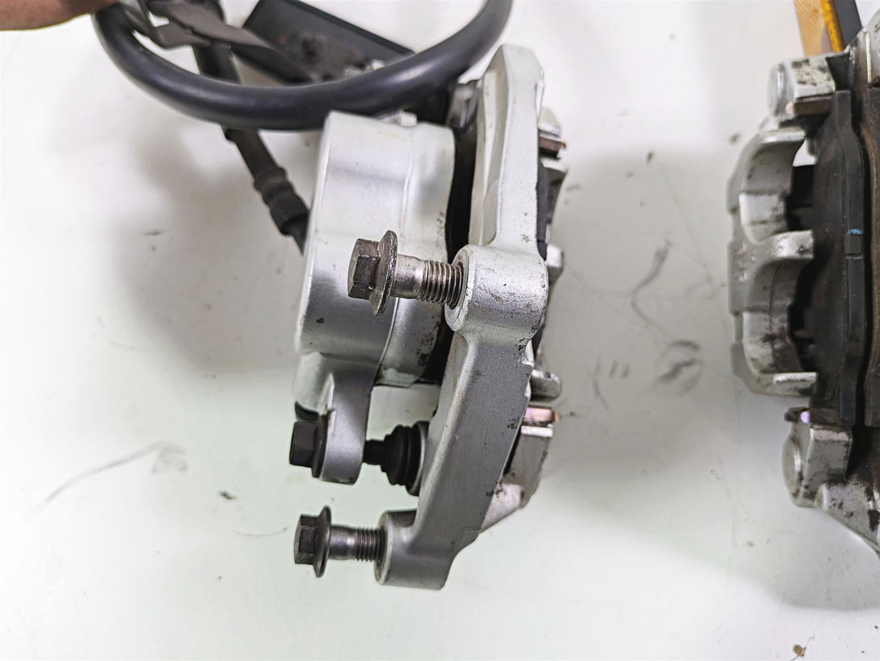 2008 Yamaha XVS1300 V-Star Tourer Front Brake Caliper Set 3D8-2580T-00-00 {{ shop.shopifyCountryName }} - Mototech271