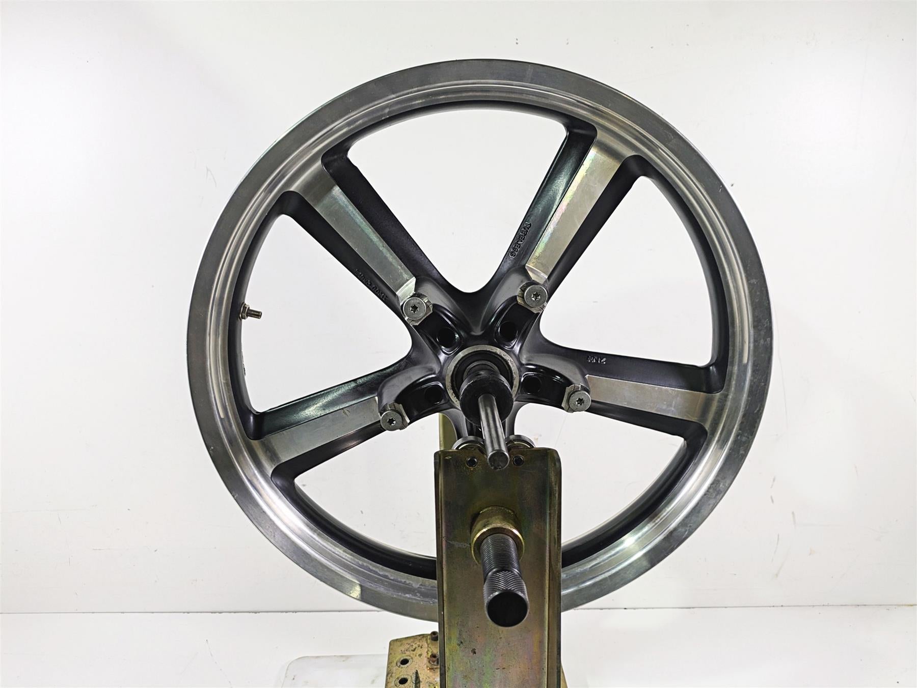 2012 Harley VRSCF Muscle V Rod Straight 19x3 Front Wheel 41670-09 {{ shop.shopifyCountryName }} - Mototech271